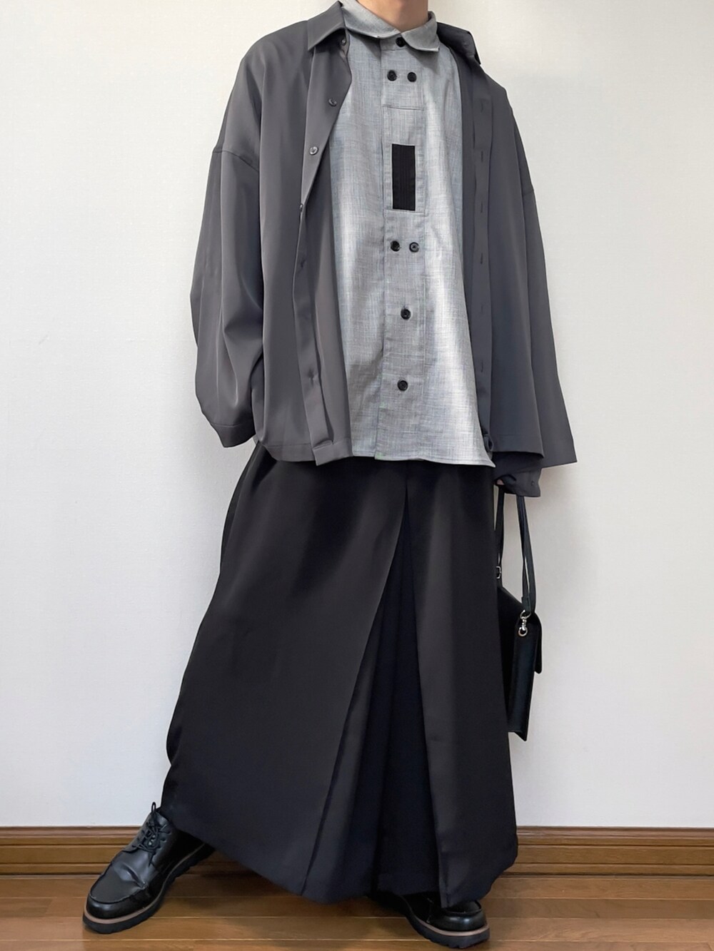 グレー系のシャツ/ブラウス、ブラック系のショルダーバッグ、ブラック系のローファーを着用したメンズの春コーディネートの2枚目の写真