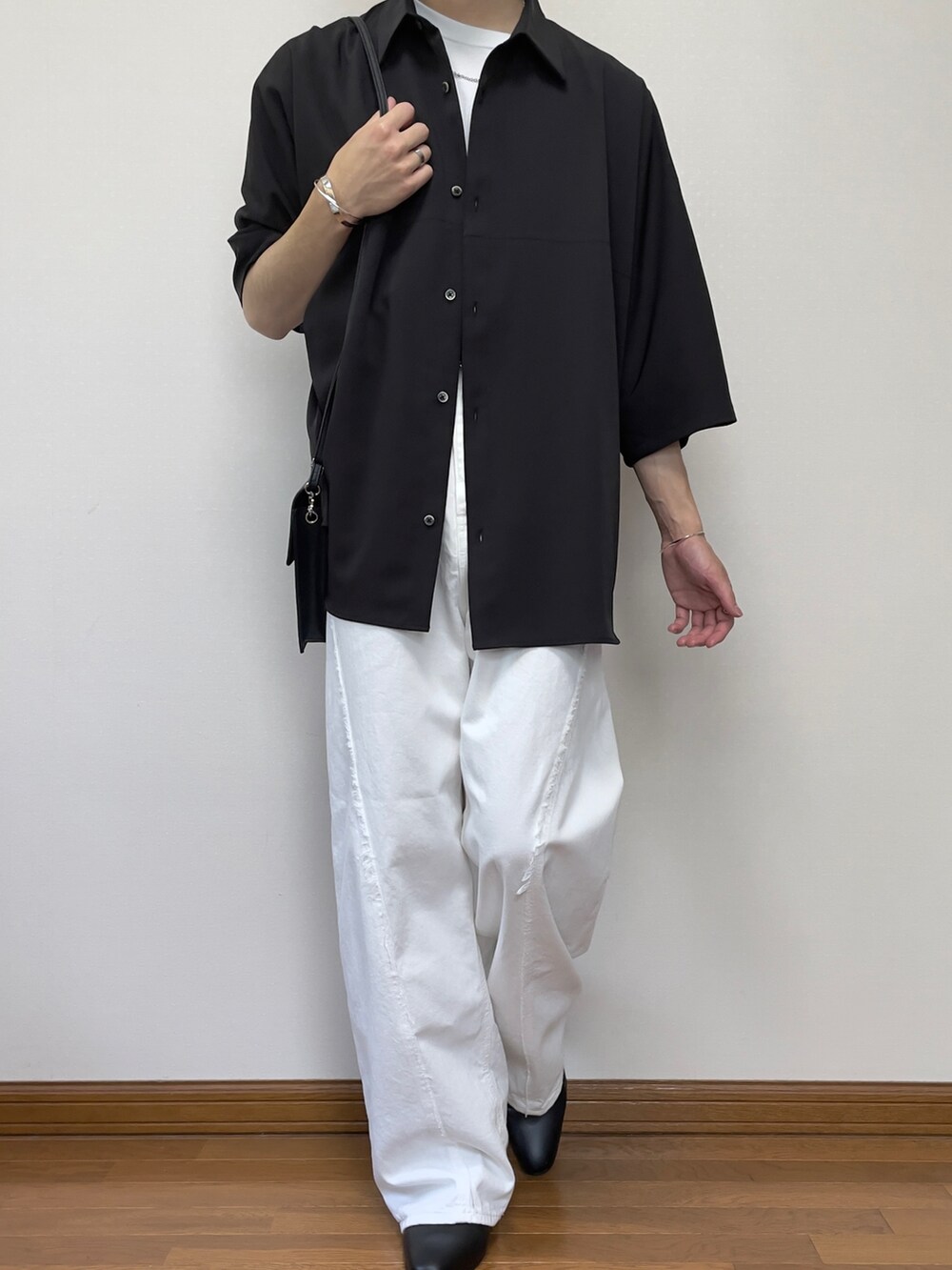 ブラック系のドレスシューズ、ホワイト系のデニムパンツ、その他のシャツ/ブラウスを着用したメンズの夏コーディネートの3枚目の写真