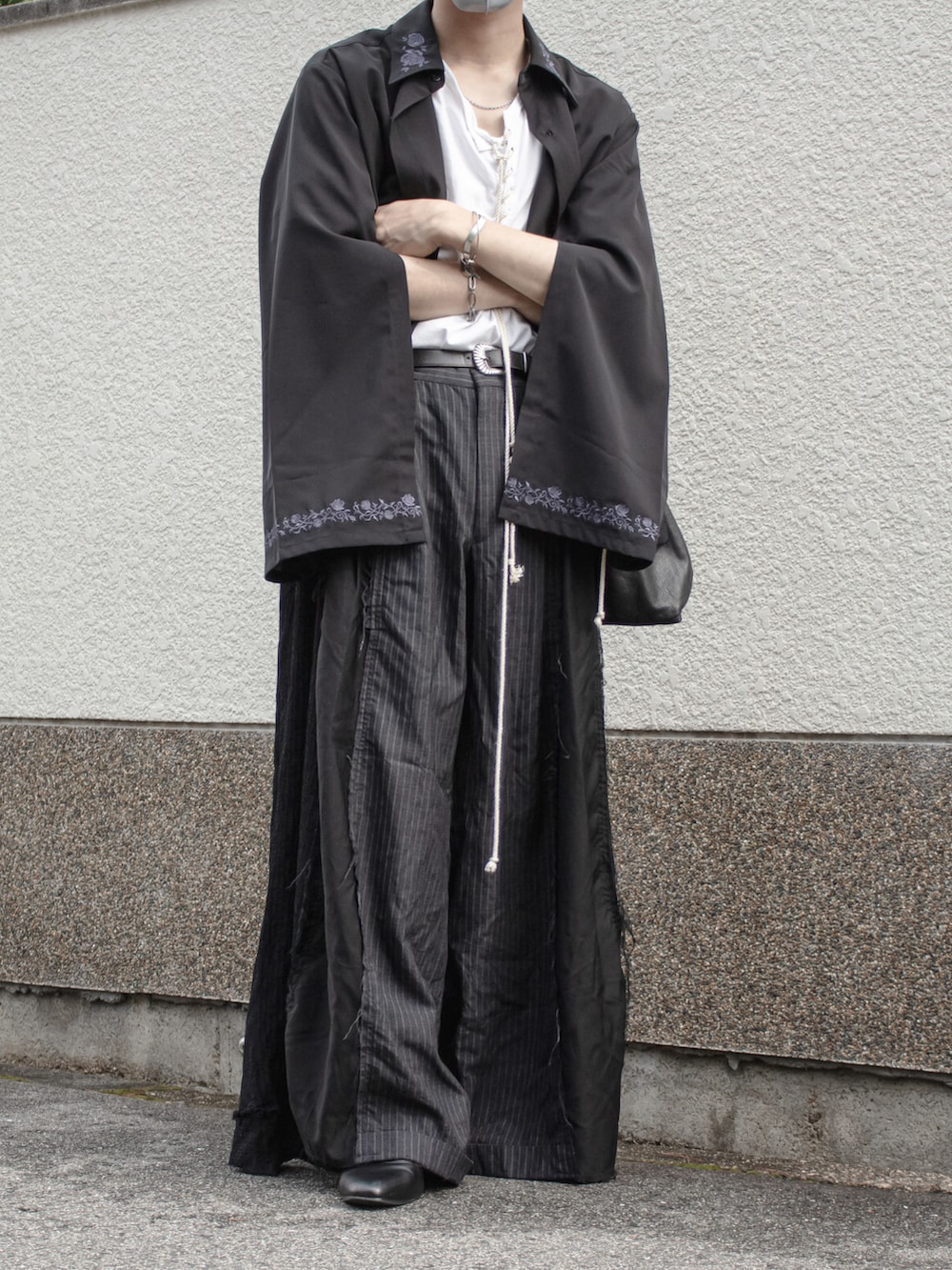 ブラック系のシャツ/ブラウス、ブラック系のスラックス、ブラック系のトートバッグを着用したメンズの秋コーディネートの3枚目の写真