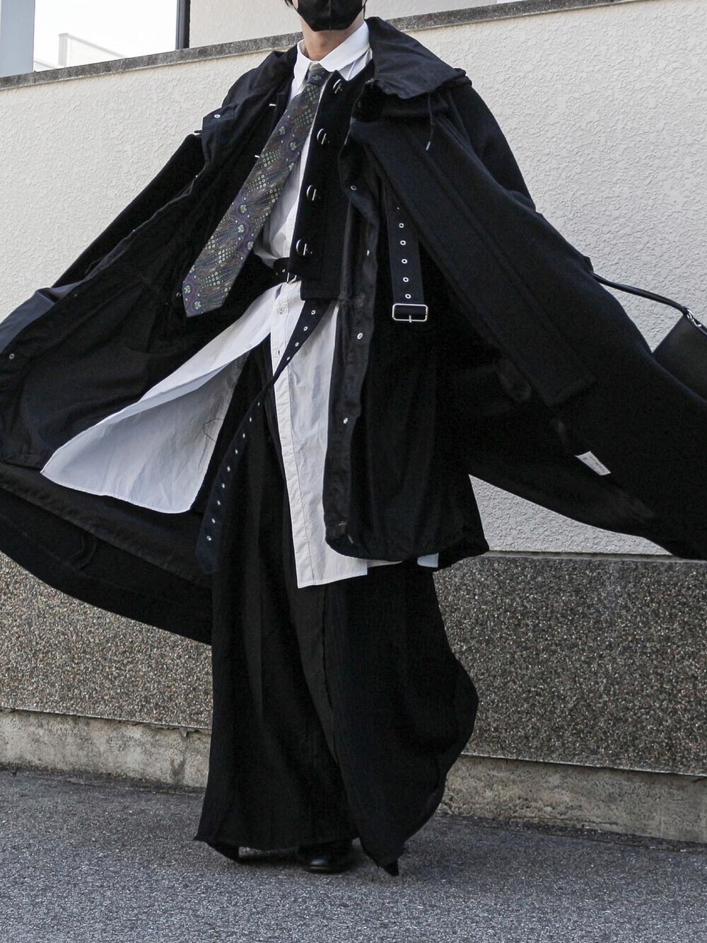 ブラック系のジャケット/アウター、ブラック系のスラックス、ブラック系のその他アウターを着用したメンズの冬コーディネートの3枚目の写真