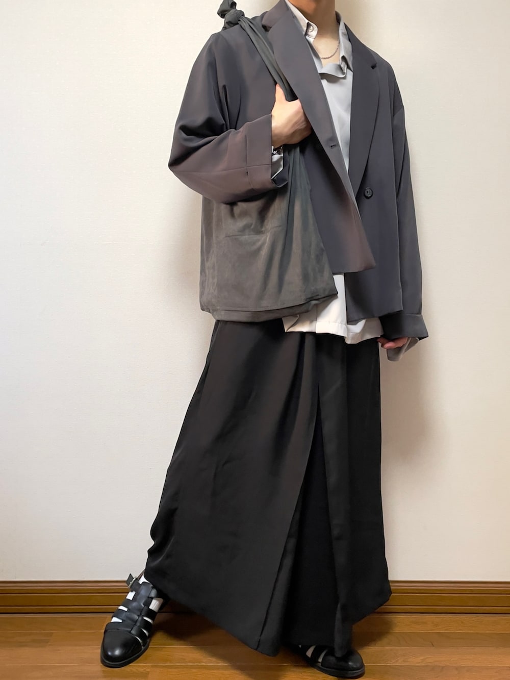 ブラック系のサンダル、ブラック系のその他パンツ、グレー系のシャツ/ブラウスを着用したメンズの春コーディネートの2枚目の写真