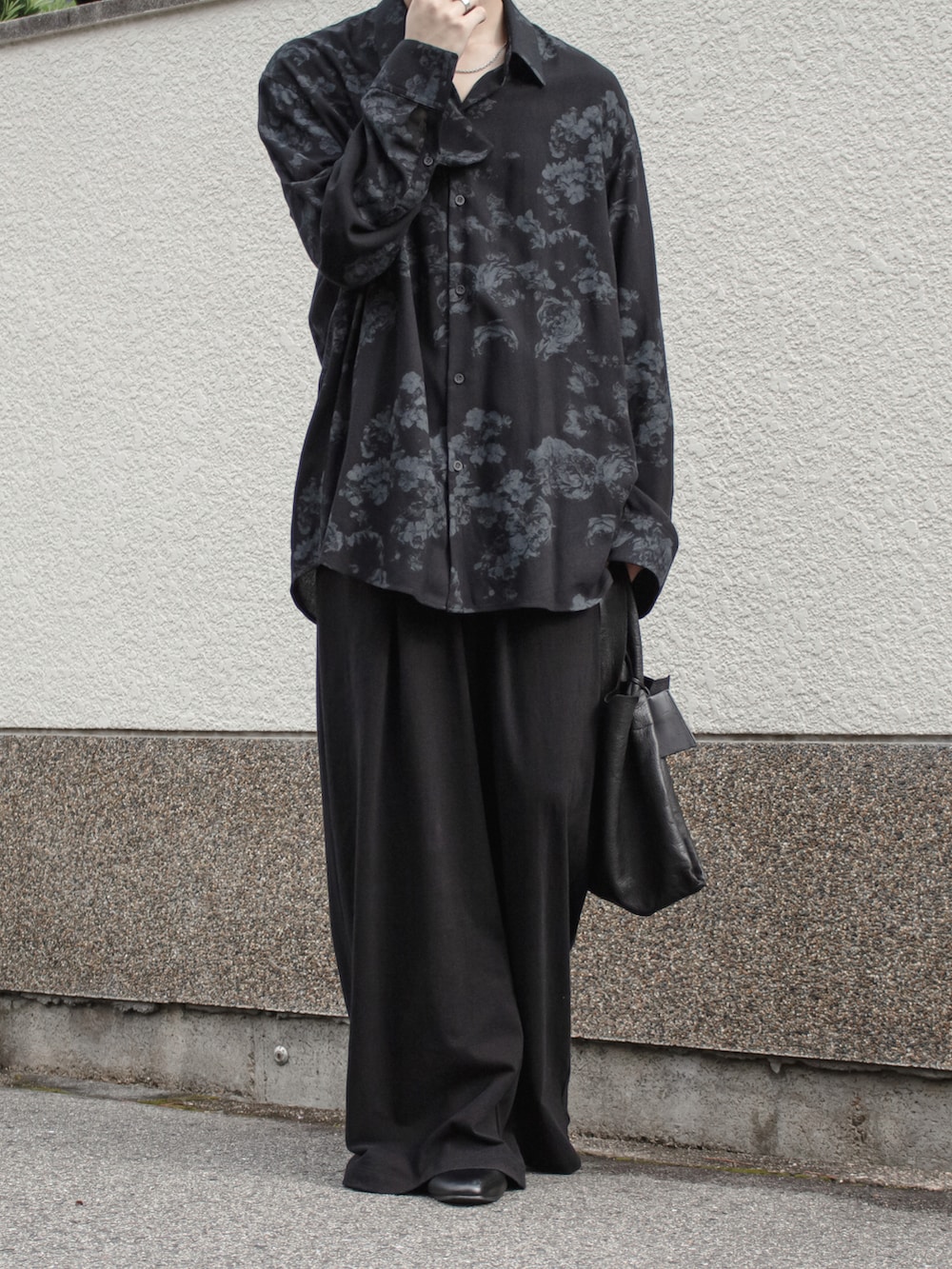 ブラック系のシャツ/ブラウス、ブラック系のトートバッグ、ブラック系のパンツを着用したメンズの秋コーディネートの4枚目の写真