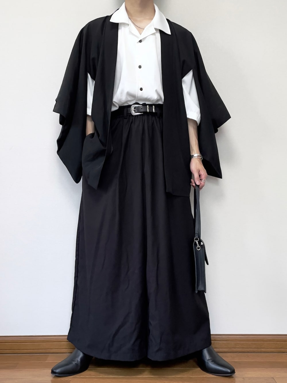 ブラック系のその他パンツ、ブラック系のショルダーバッグ、ブラック系のブーツを着用したメンズの夏コーディネートの3枚目の写真