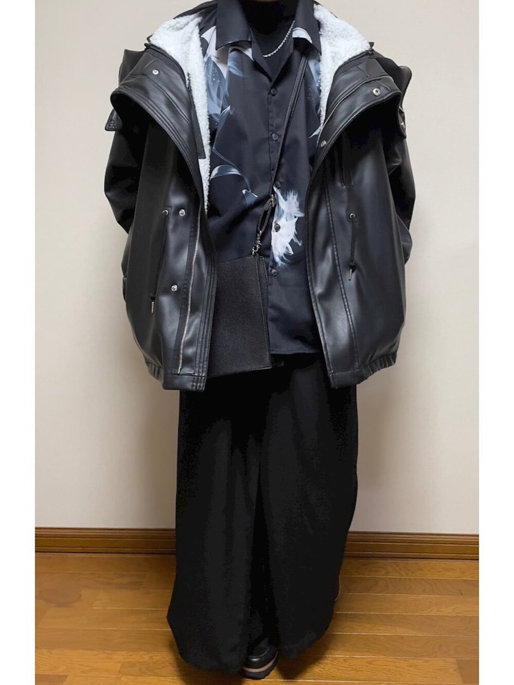 「メンズファッション、メンズコーデ、オーバーサイズ、オールブラック、モード、レザージャケット、シャツ、柄シャツ、袴、革靴、お洒落さんとつながりたい」｜「CASPER JOHNのSynthetic Leather Short Mods Coat/シンセティックレザーショートモッズコート（モッズコート、ブラック系）」を使った、comoiさん（メンズ・170cm）の春コーディネートの3枚目の写真