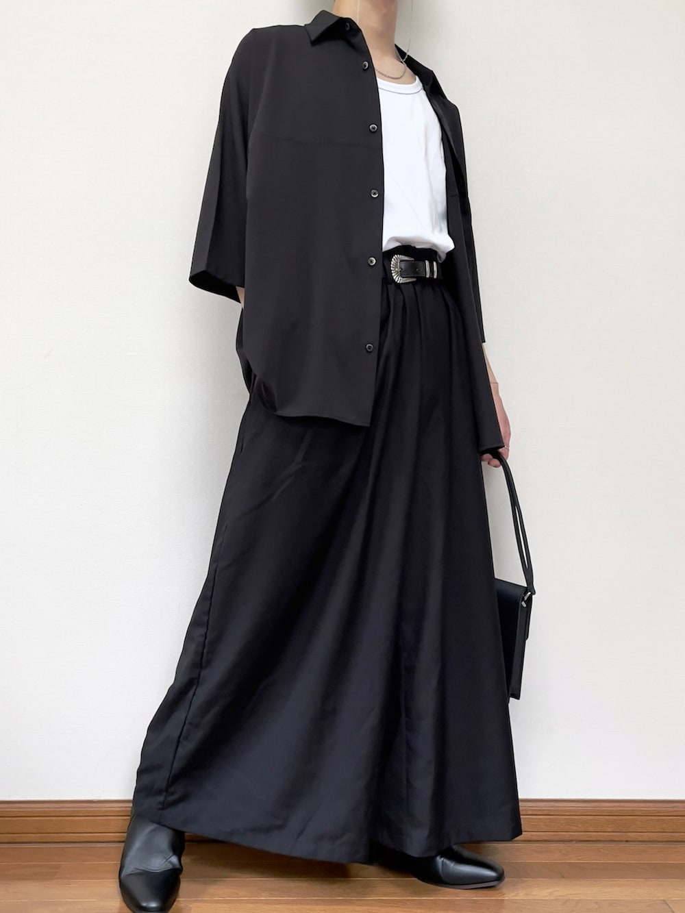 ホワイト系のタンクトップ、ブラック系のその他パンツ、ブラック系のショルダーバッグを着用したメンズの夏コーディネートの2枚目の写真