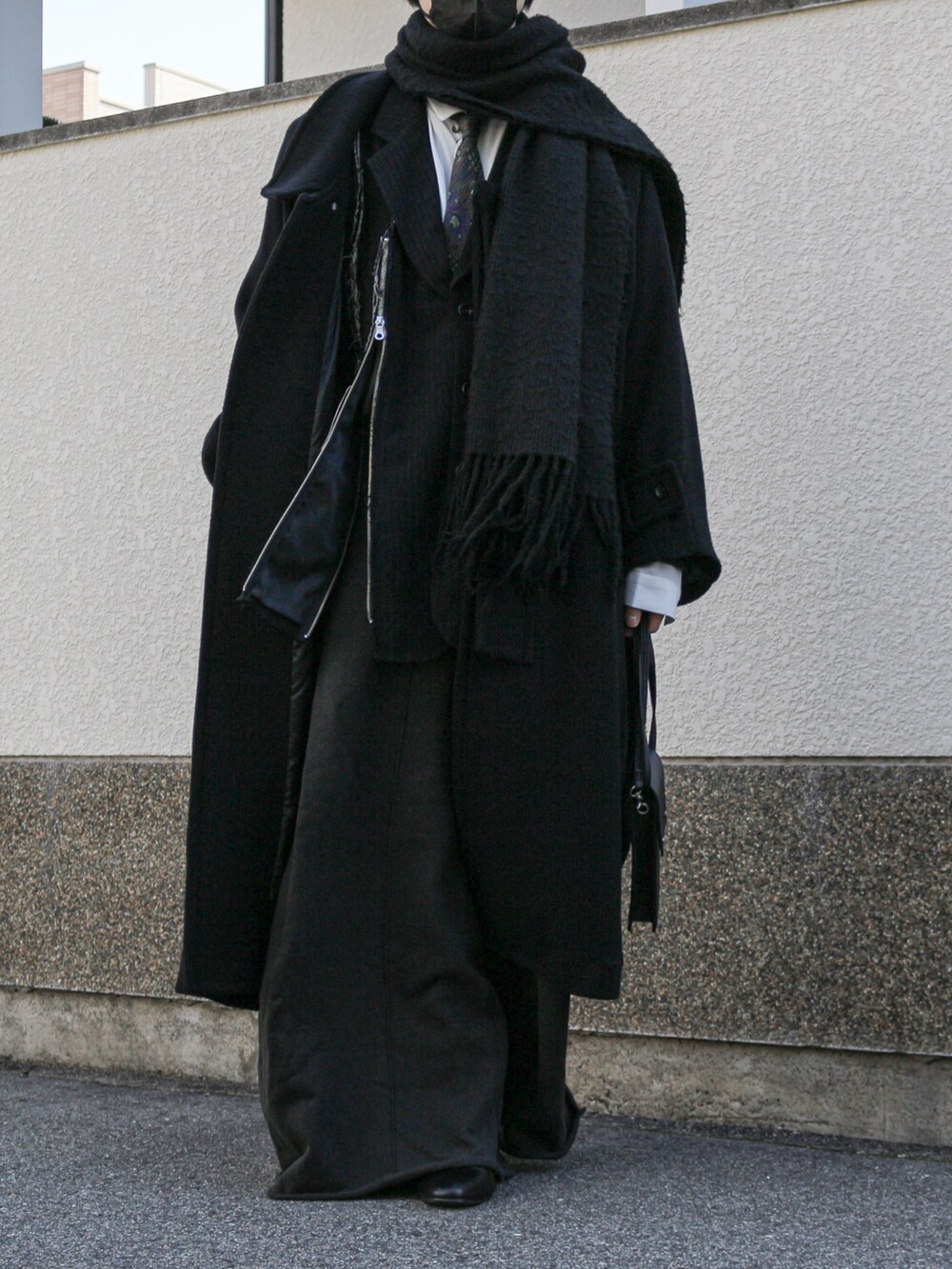 ブラック系のその他アウター、ブラック系のショルダーバッグ、ブラック系のスウェットパンツを着用したメンズの冬コーディネートの3枚目の写真