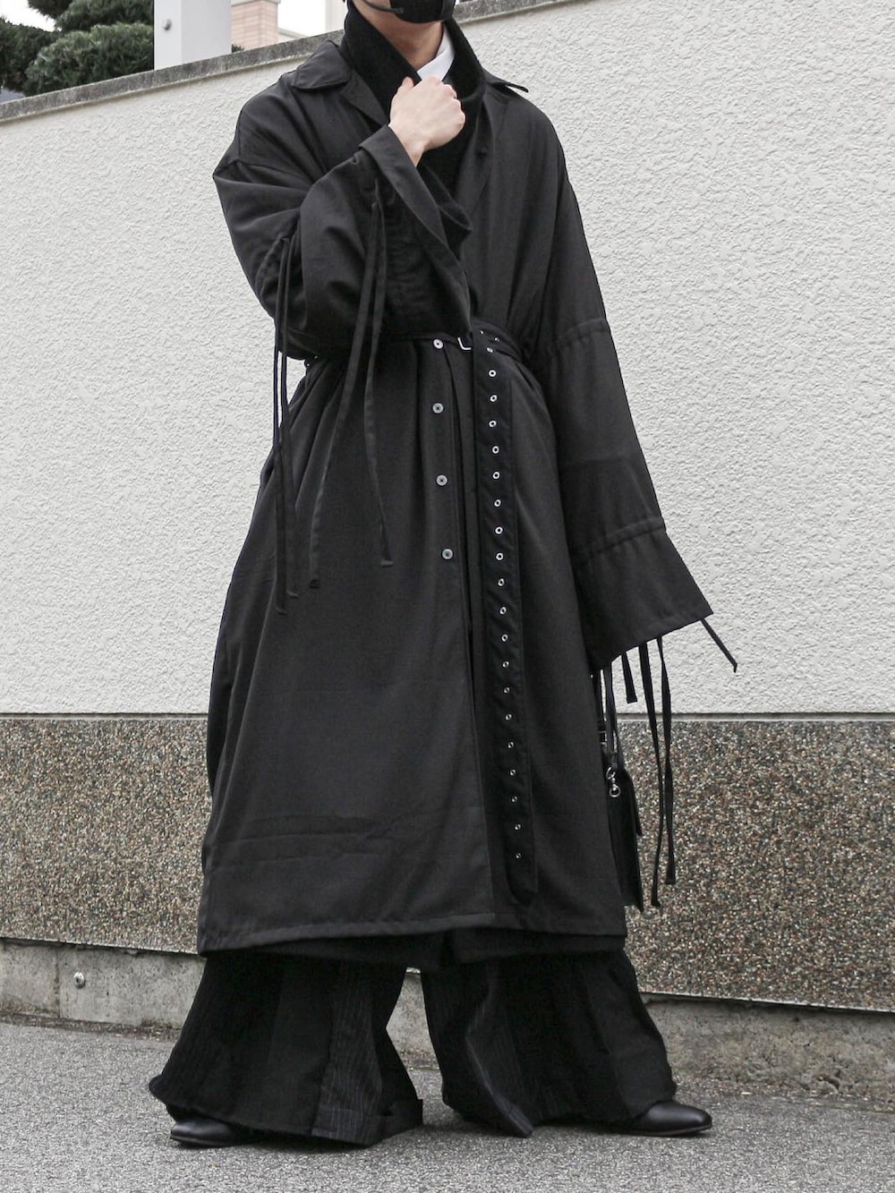 ブラック系のシャツ/ブラウス、ブラック系のショルダーバッグ、ブラック系のスラックスを着用したメンズの冬コーディネートの2枚目の写真