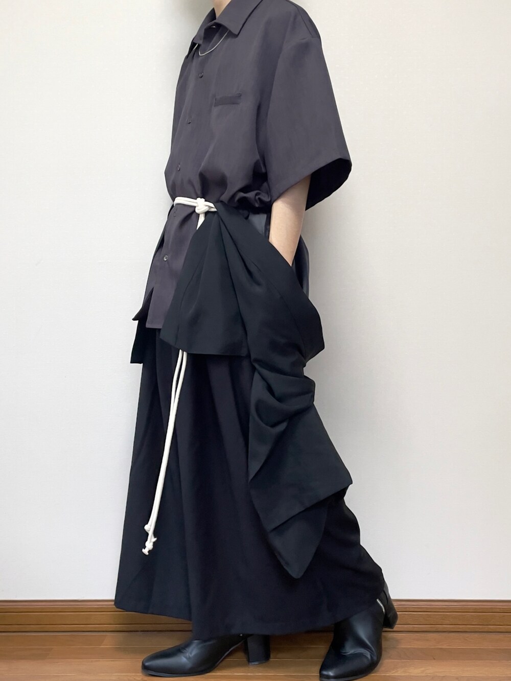 ブラック系のその他パンツ、ブラック系のショルダーバッグ、ブラック系のブーツを着用したメンズの夏コーディネートの2枚目の写真