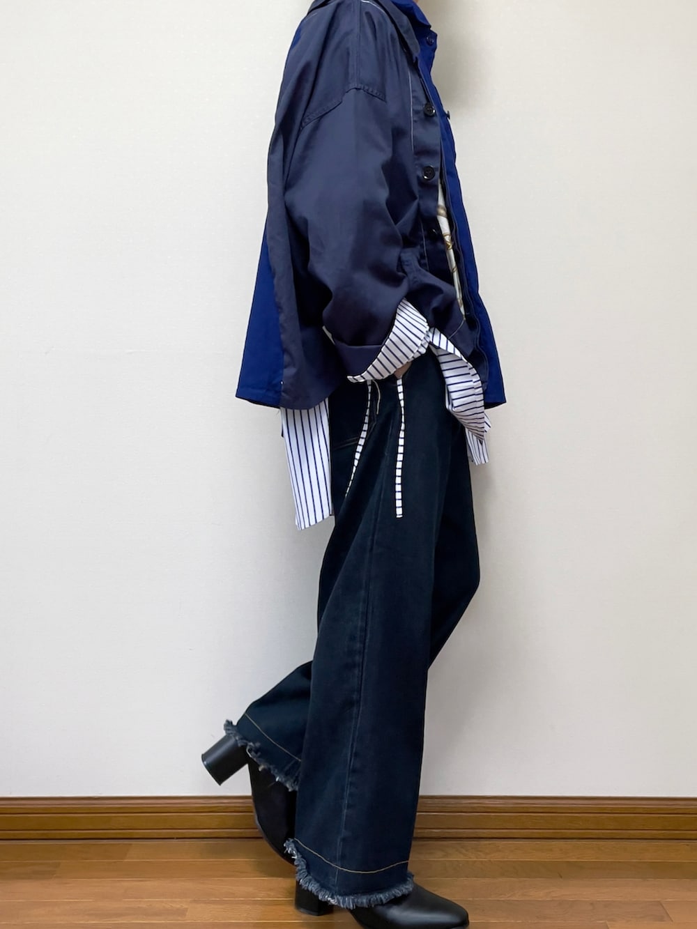 ホワイト系のTシャツ/カットソー、ブルー系のシャツ/ブラウス、ホワイト系のシャツ/ブラウスを着用したメンズの春コーディネートの3枚目の写真