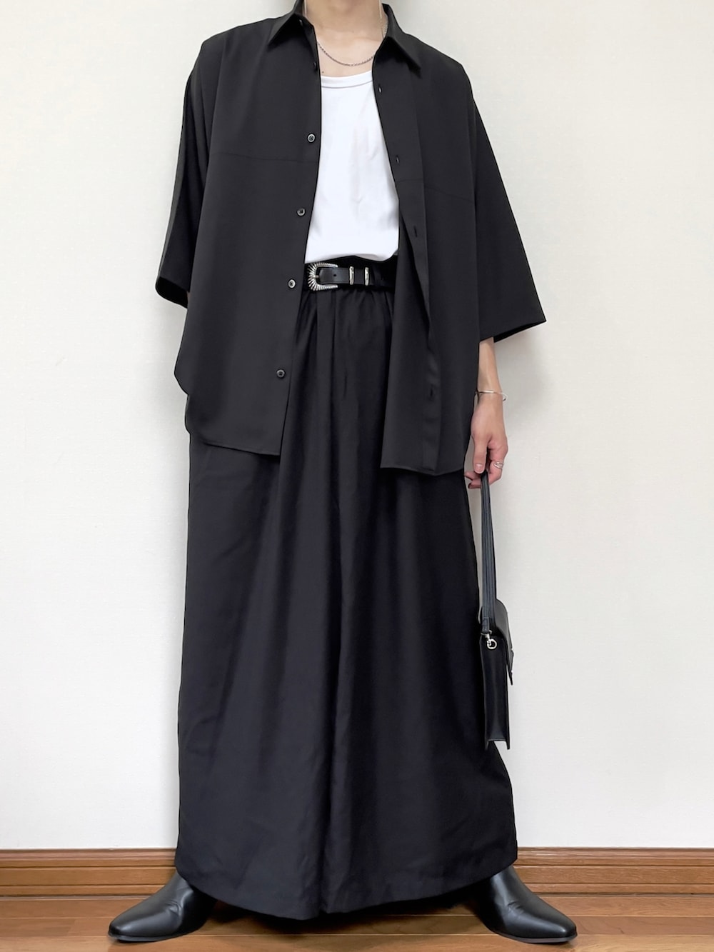 ホワイト系のタンクトップ、ブラック系のその他パンツ、ブラック系のショルダーバッグを着用したメンズの夏コーディネートの3枚目の写真