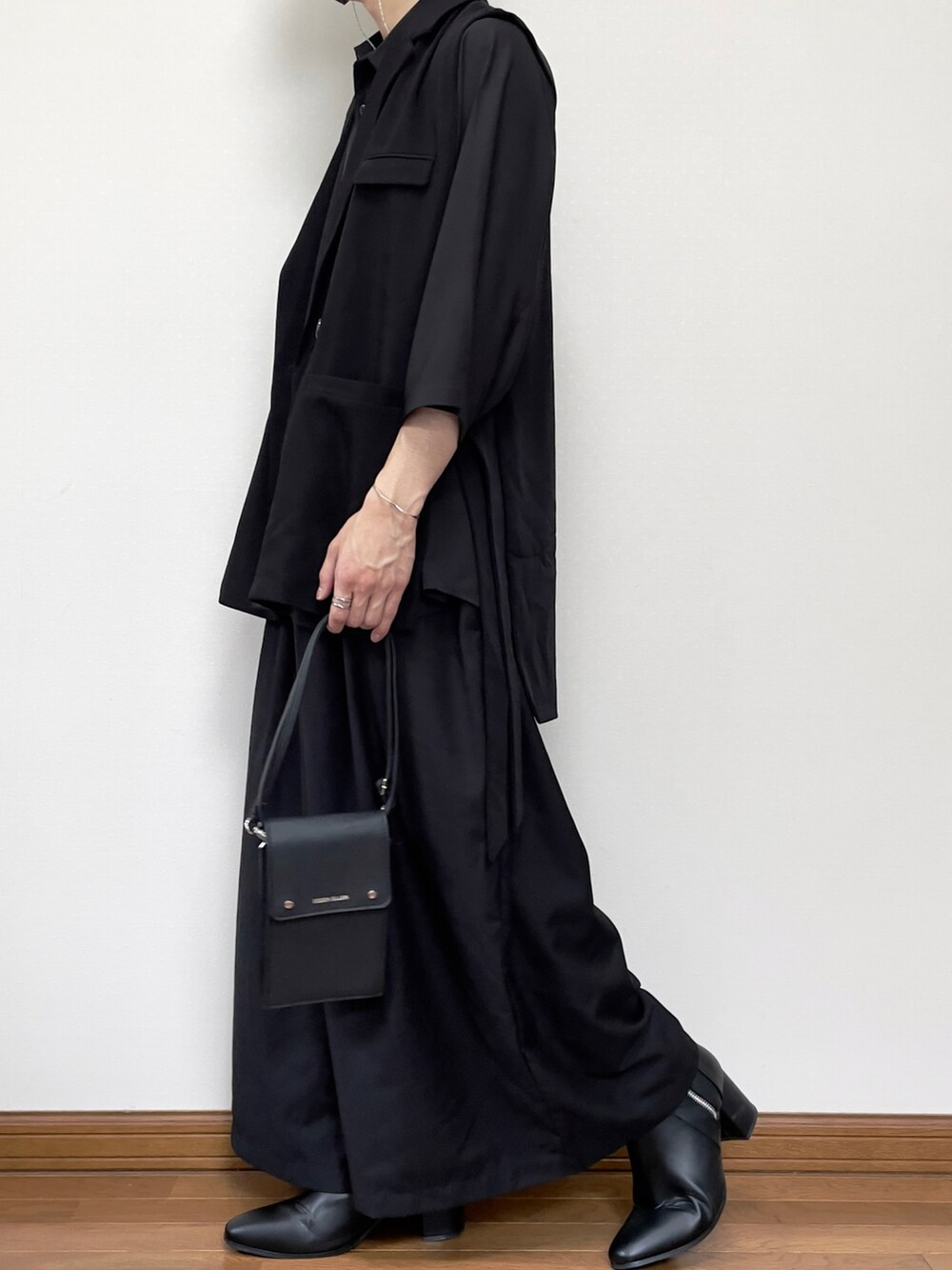 ブラック系のショルダーバッグ、ブラック系のその他パンツ、ブラック系のブーツを着用したメンズの夏コーディネートの2枚目の写真