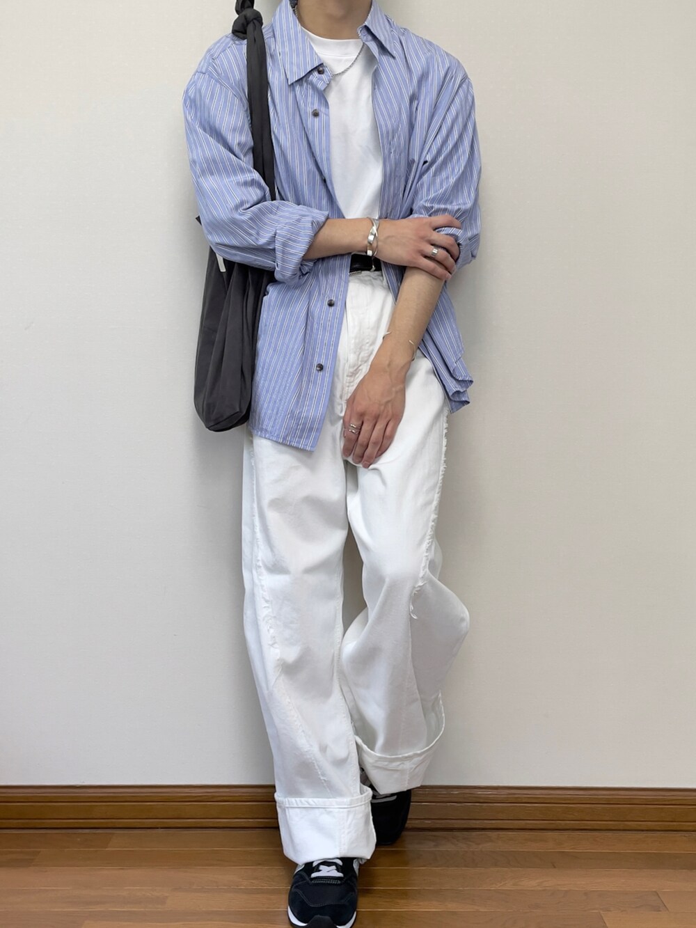 ブラック系のスニーカー、ホワイト系のデニムパンツ、ブルー系のシャツ/ブラウスを着用したメンズの夏コーディネートの3枚目の写真