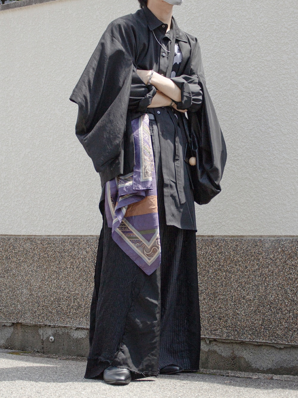 ブラック系のスラックス、ブラック系のシャツ/ブラウス、ブラック系のノーカラージャケットを着用したメンズの秋コーディネートの2枚目の写真