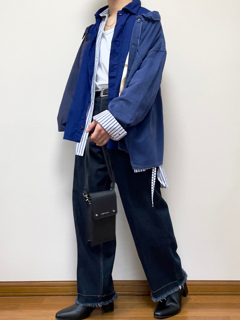 ホワイト系のTシャツ/カットソー、ブルー系のシャツ/ブラウス、ホワイト系のシャツ/ブラウスを着用したメンズの春コーディネートの2枚目の写真