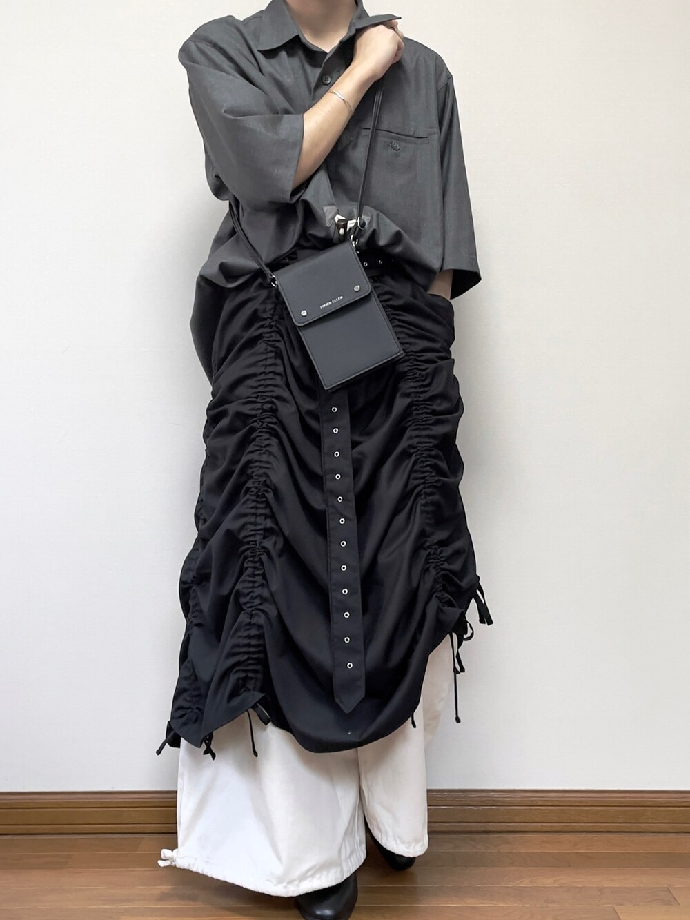 グレー系のシャツ/ブラウス、ブラック系のスカート、ベージュ系のその他パンツを着用したメンズの夏コーディネートの2枚目の写真