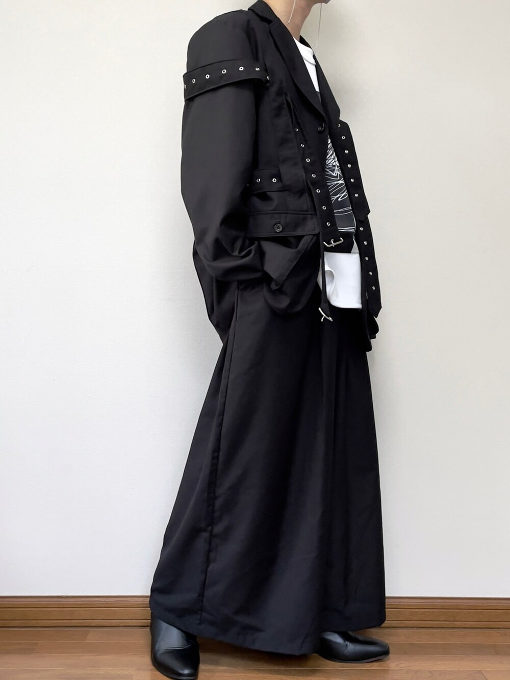 ブラック系のショルダーバッグ、ブラック系のその他パンツ、ブラック系のブーツを着用したメンズの夏コーディネートの2枚目の写真