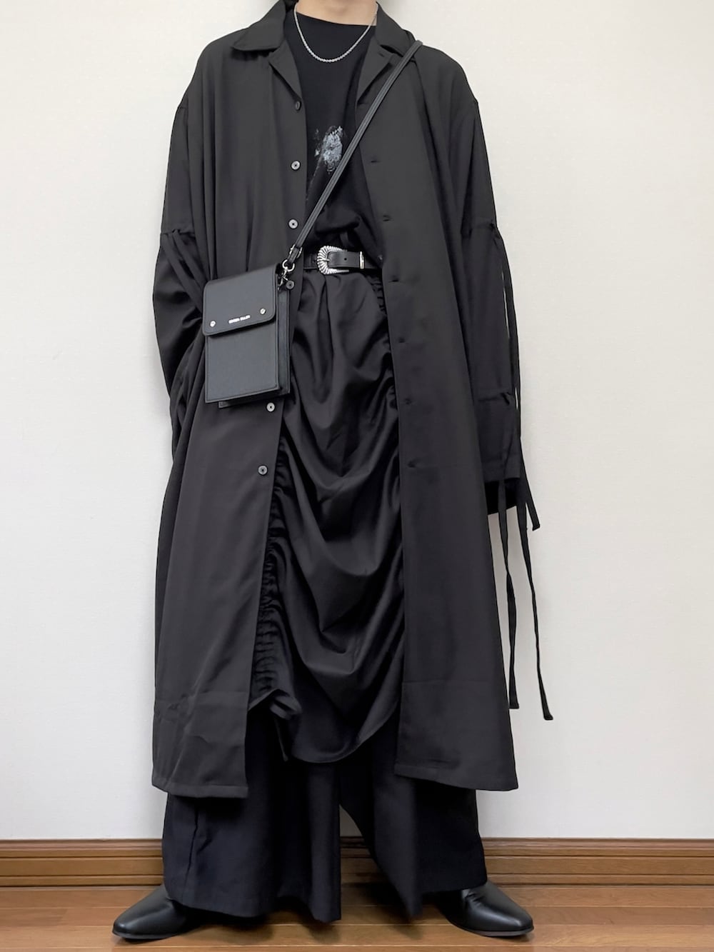 ブラック系のショルダーバッグ、ブラック系のその他パンツ、ブラック系のスカートを着用したメンズの夏コーディネートの3枚目の写真