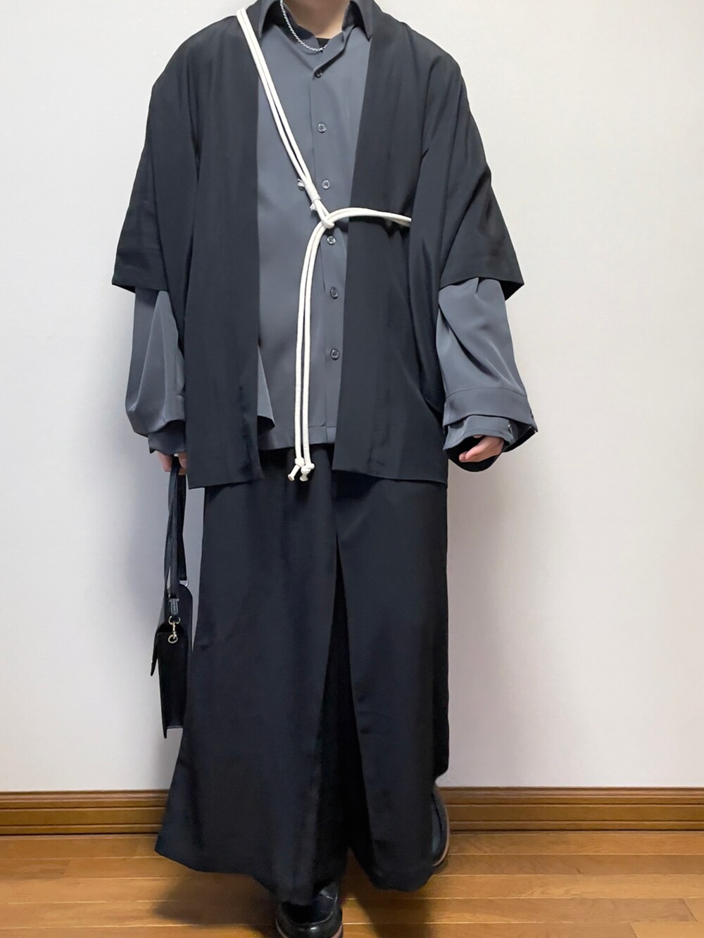 「オーバーサイズ、はるコーデ、シャツスタイル、休日スタイル、ビッグシルエット、モノトーン、ブラック、和服、和装、羽織り、革靴、ワイドパンツ、おしゃれさんと繋がりたい」|「shiki tokyoのOversized Toromi Double Sleeve Shirt / オーバーサイズトロミダブルスリーブシャツ(シャツ/ブラウス、グレー系)」を使った、comoiさん(メンズ・170cm)の春コーディネートの4枚目の写真