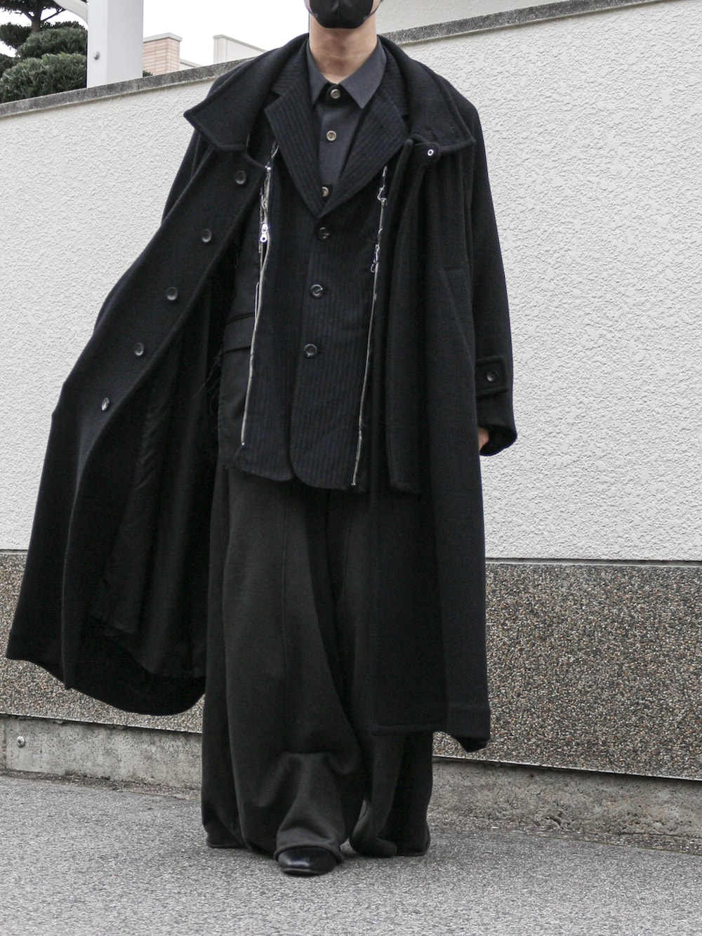 ブラック系のテーラードジャケット、ブラック系のスウェットパンツ、グレー系のシャツ/ブラウスを着用したメンズの冬コーディネートの4枚目の写真