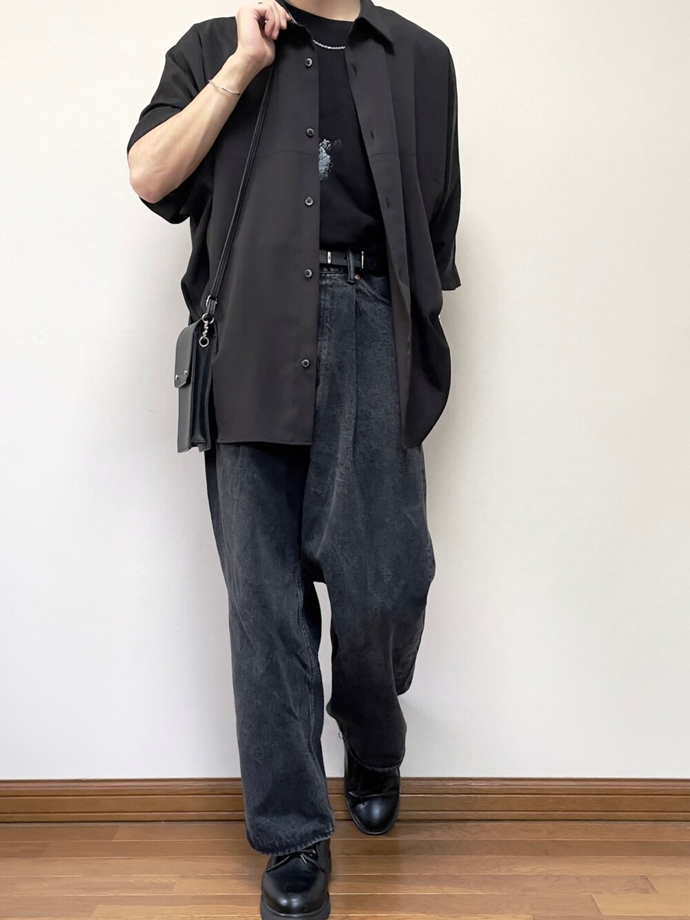 グレー系のデニムパンツ、ブラック系のドレスシューズ、その他のシャツ/ブラウスを着用したメンズの夏コーディネートの2枚目の写真