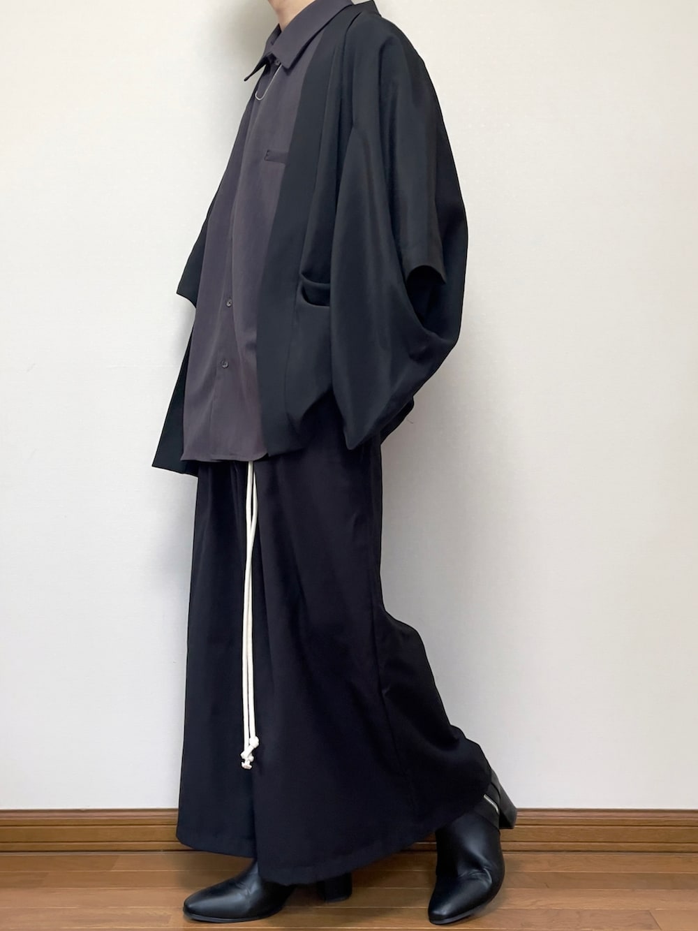 ブラック系のその他パンツ、ブラック系のブーツ、ブラック系のショルダーバッグを着用したメンズの夏コーディネートの2枚目の写真