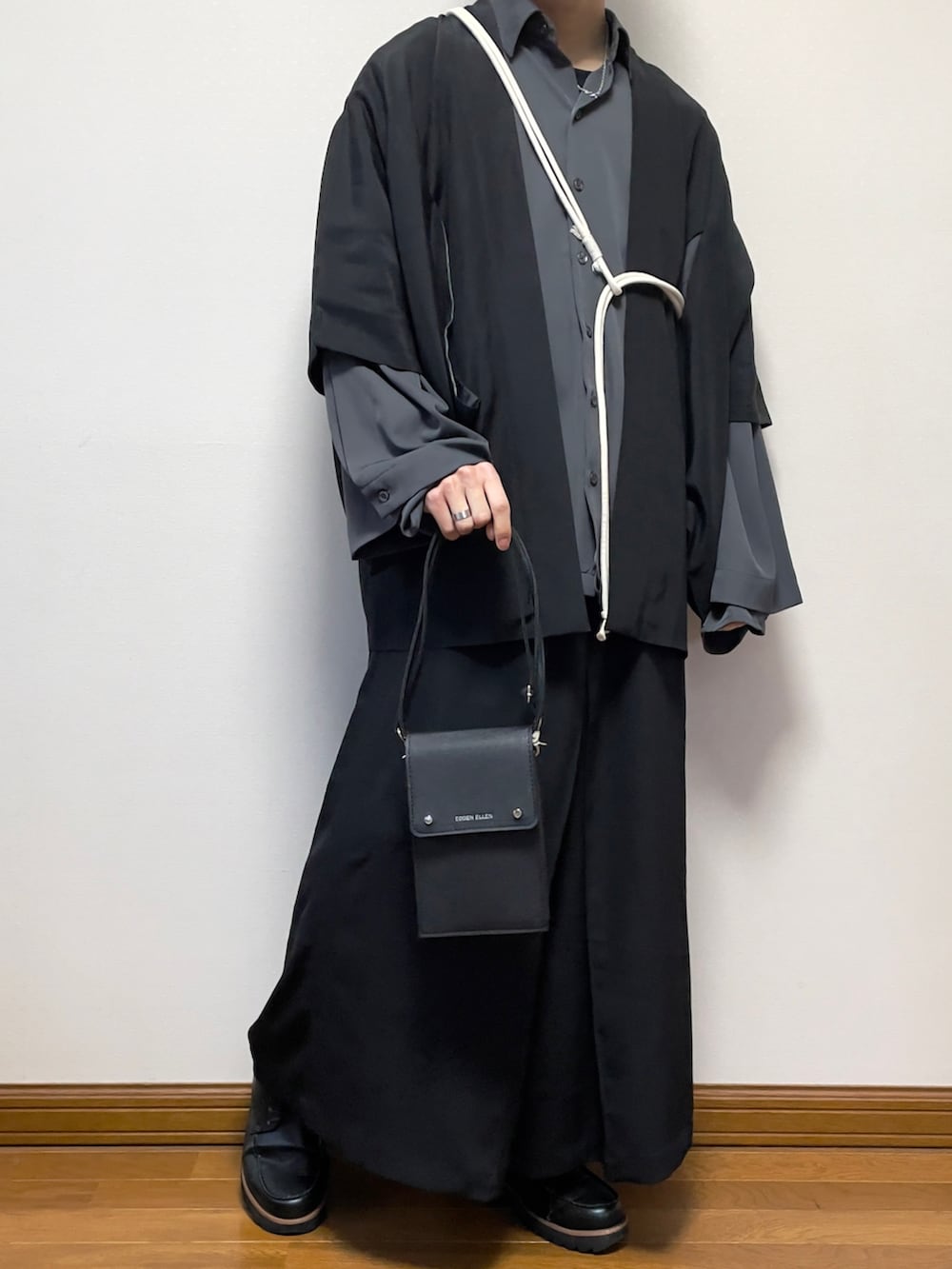 「オーバーサイズ、はるコーデ、シャツスタイル、休日スタイル、ビッグシルエット、モノトーン、ブラック、和服、和装、羽織り、革靴、ワイドパンツ、おしゃれさんと繋がりたい」|「shiki tokyoのOversized Toromi Double Sleeve Shirt / オーバーサイズトロミダブルスリーブシャツ(シャツ/ブラウス、グレー系)」を使った、comoiさん(メンズ・170cm)の春コーディネートの3枚目の写真