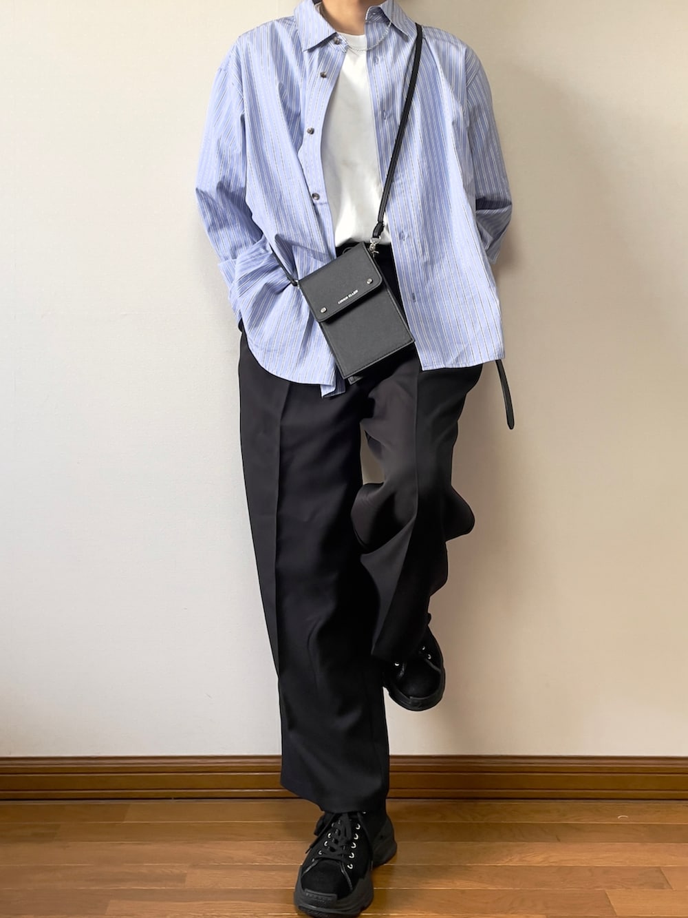ブルー系のシャツ/ブラウス、ブラック系のショルダーバッグ、ホワイト系のTシャツ/カットソーを着用したメンズの春コーディネートの3枚目の写真