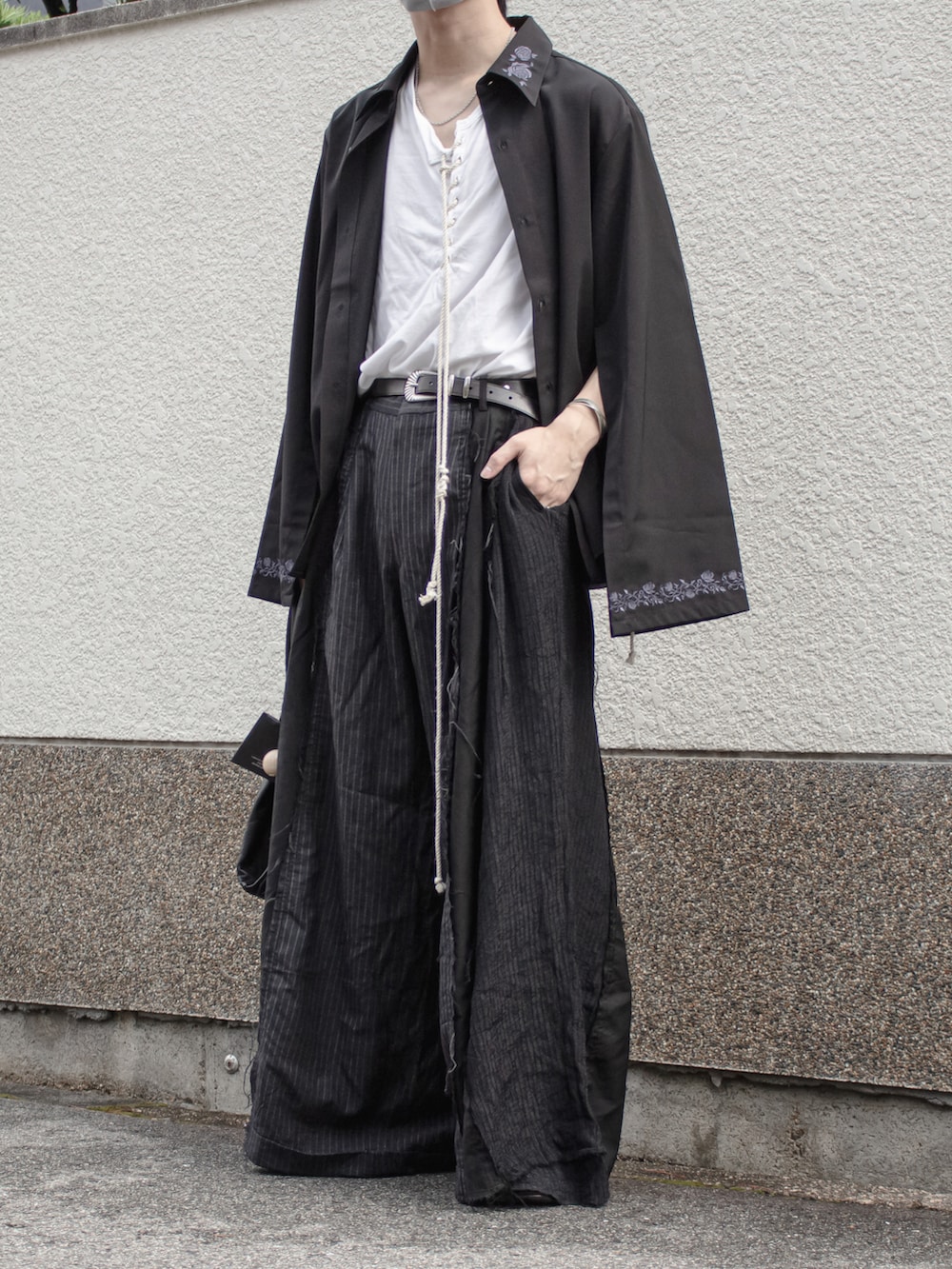 ブラック系のシャツ/ブラウス、ブラック系のスラックス、ブラック系のトートバッグを着用したメンズの秋コーディネートの2枚目の写真