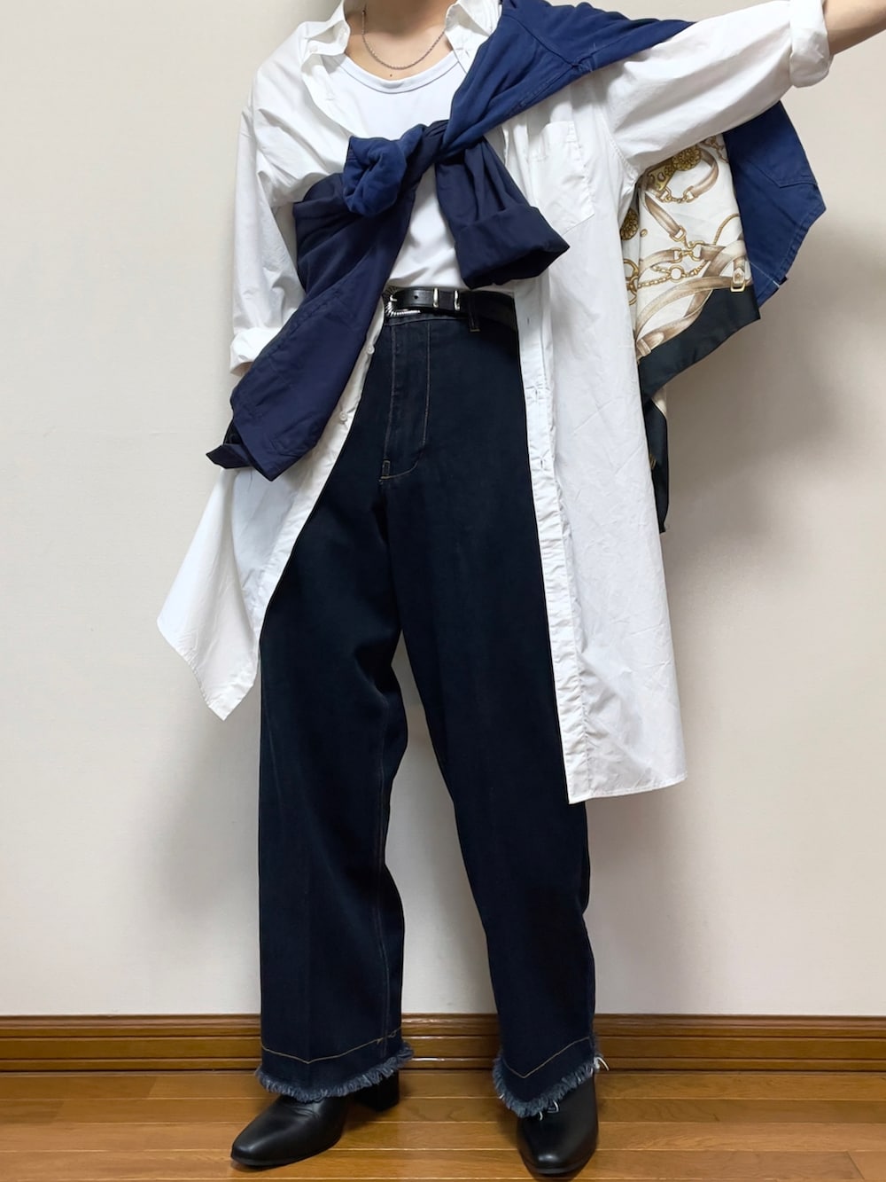 ブルー系のデニムパンツ、ブラック系のブーツ、ブルー系のシャツ/ブラウスを着用したメンズの春コーディネートの3枚目の写真