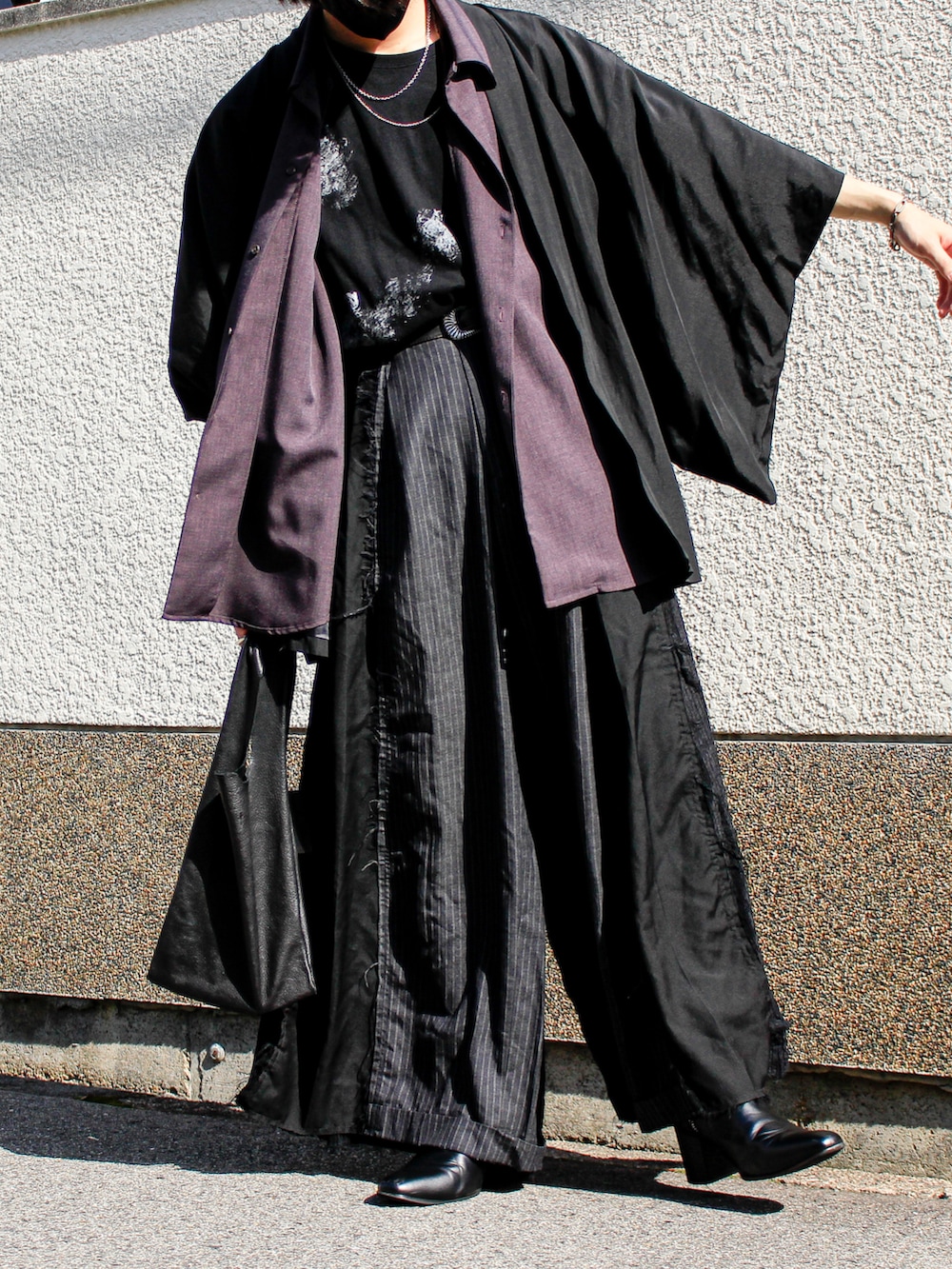 ブラック系のノーカラージャケット、ブラック系のTシャツ/カットソー、パープル系のシャツ/ブラウスを着用したメンズの夏コーディネートの3枚目の写真