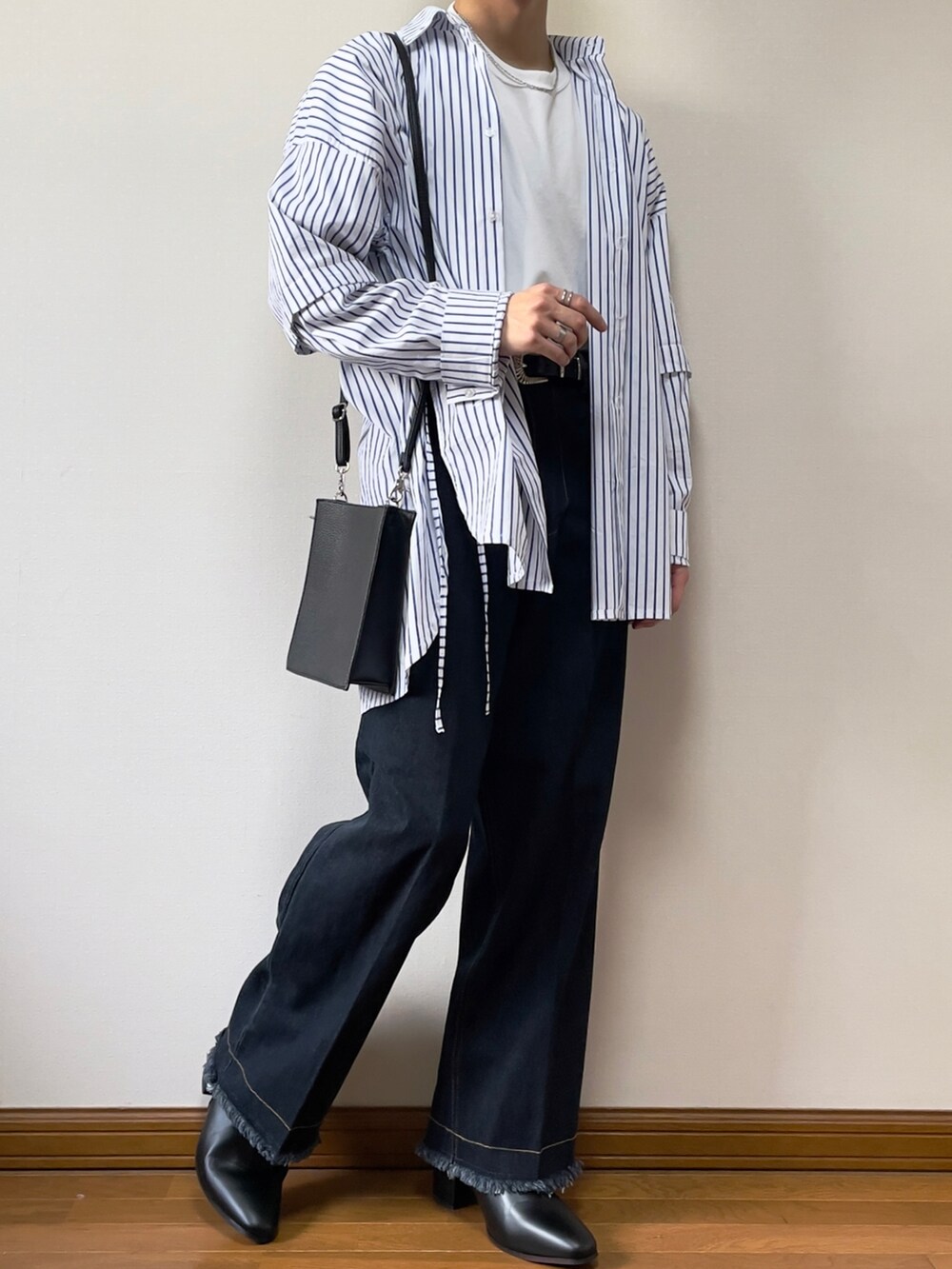 ホワイト系のTシャツ/カットソー、ホワイト系のシャツ/ブラウス、ブルー系のデニムパンツを着用したメンズの春コーディネートの2枚目の写真