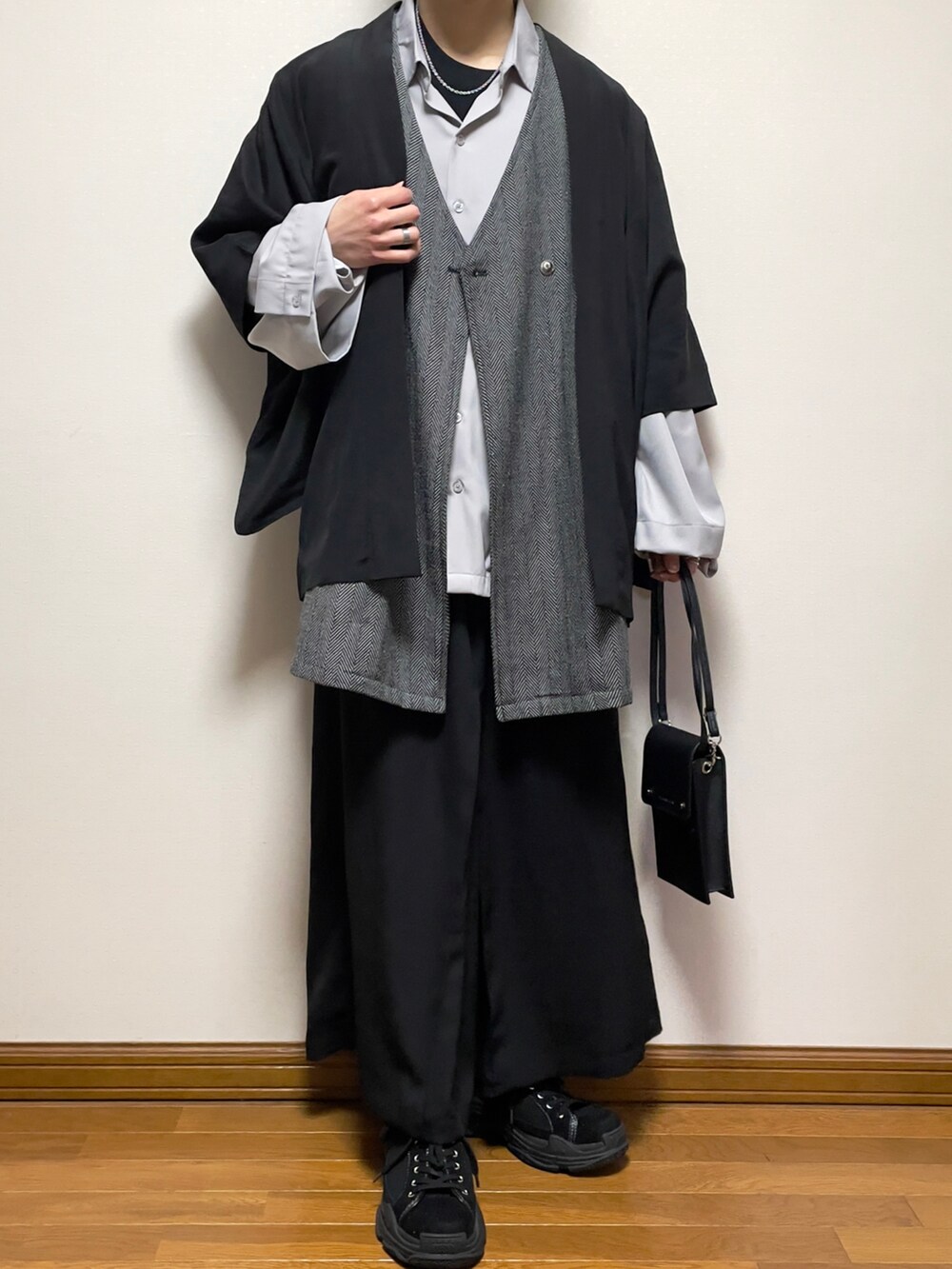 ブラック系のショルダーバッグ、ブラック系のその他パンツ、ブラック系のスニーカーを着用したメンズの春コーディネートの3枚目の写真