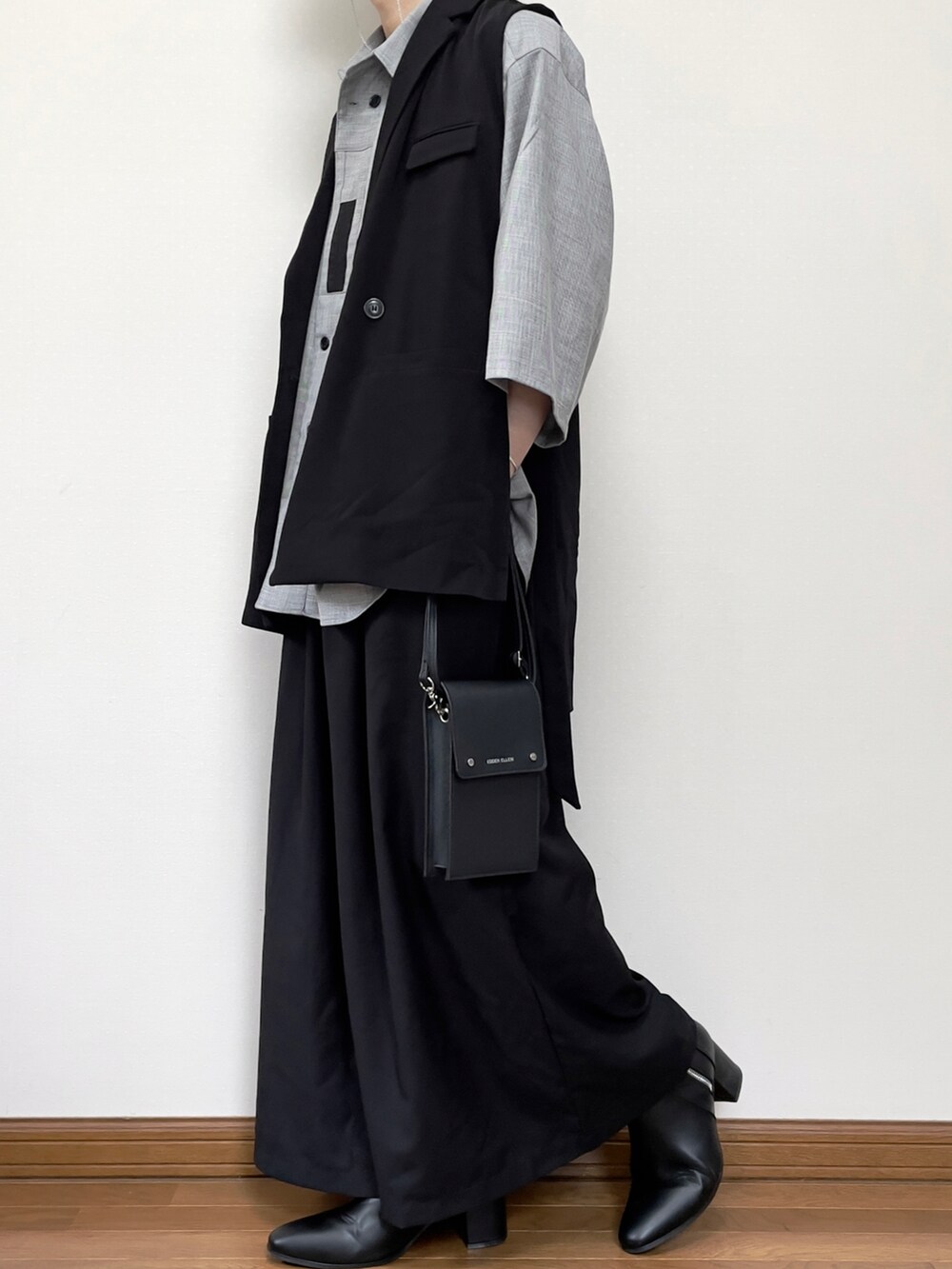 ブラック系のショルダーバッグ、ブラック系のその他パンツ、ブラック系のブーツを着用したメンズの夏コーディネートの2枚目の写真