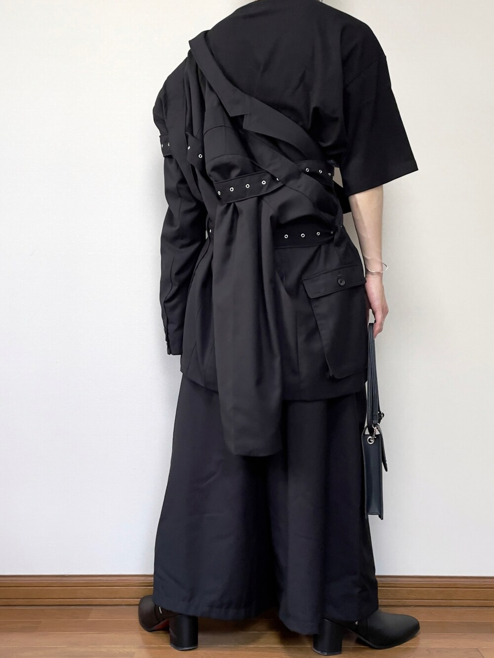 ブラック系のショルダーバッグ、ブラック系のその他パンツ、ブラック系のテーラードジャケットを着用したメンズの夏コーディネートの3枚目の写真