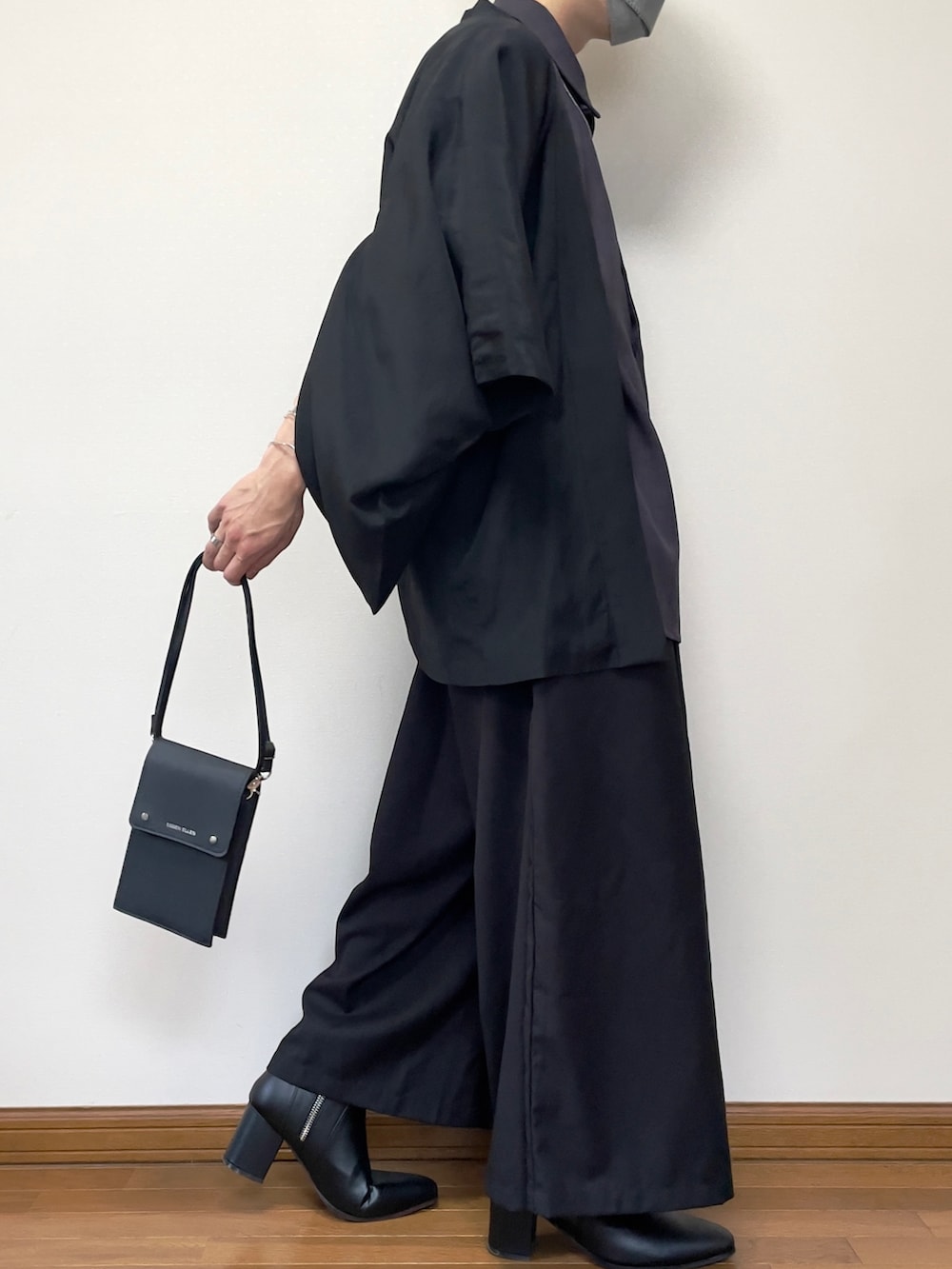 ブラック系のその他パンツ、ブラック系のブーツ、ブラック系のショルダーバッグを着用したメンズの夏コーディネートの3枚目の写真