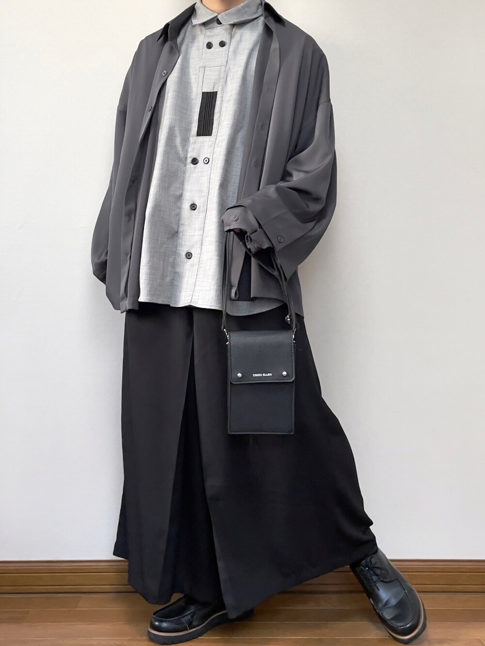 グレー系のシャツ/ブラウス、ブラック系のショルダーバッグ、ブラック系のローファーを着用したメンズの春コーディネートの3枚目の写真
