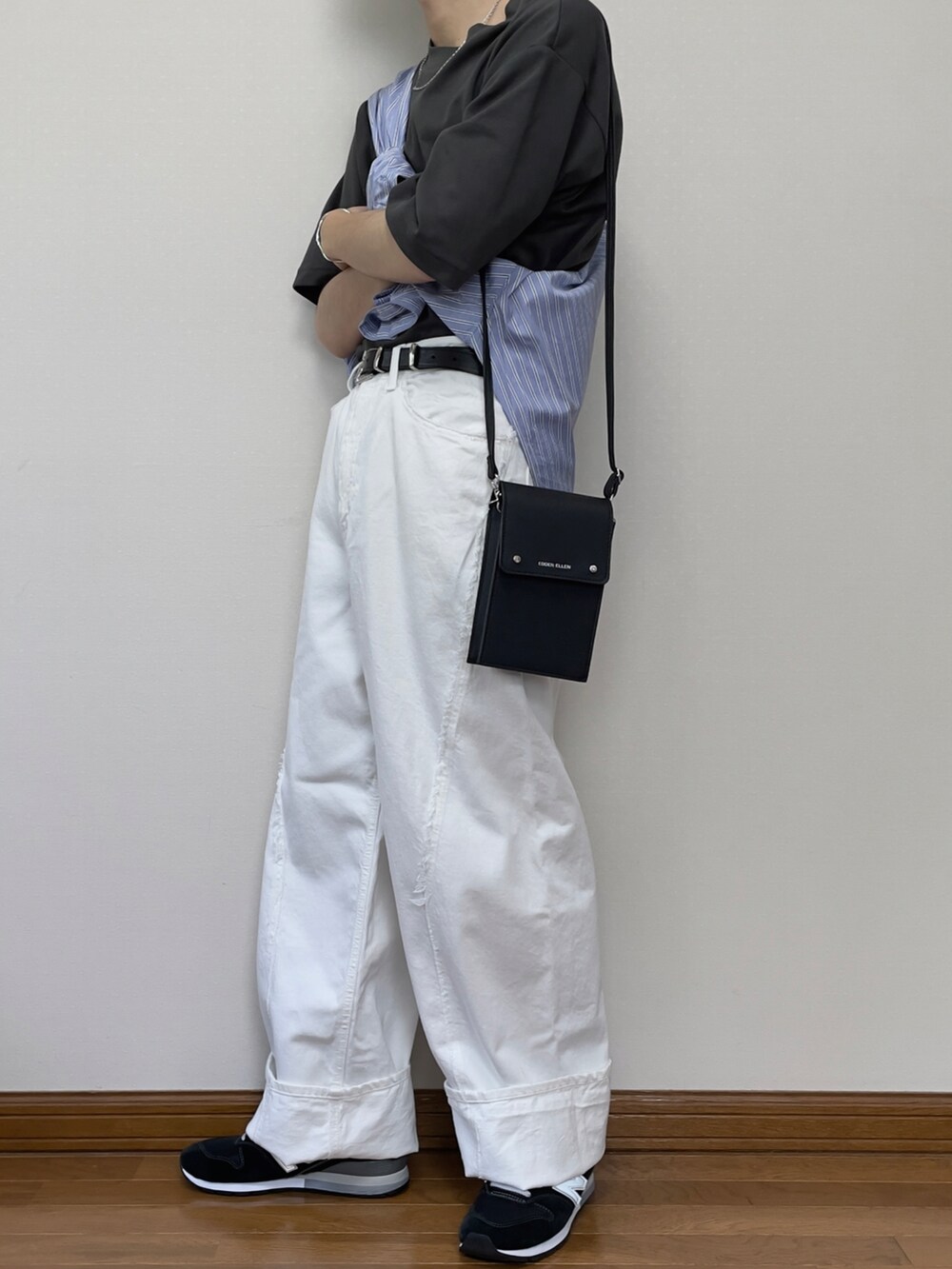 ブラック系のスニーカー、ホワイト系のデニムパンツ、ブルー系のシャツ/ブラウスを着用したメンズの夏コーディネートの2枚目の写真