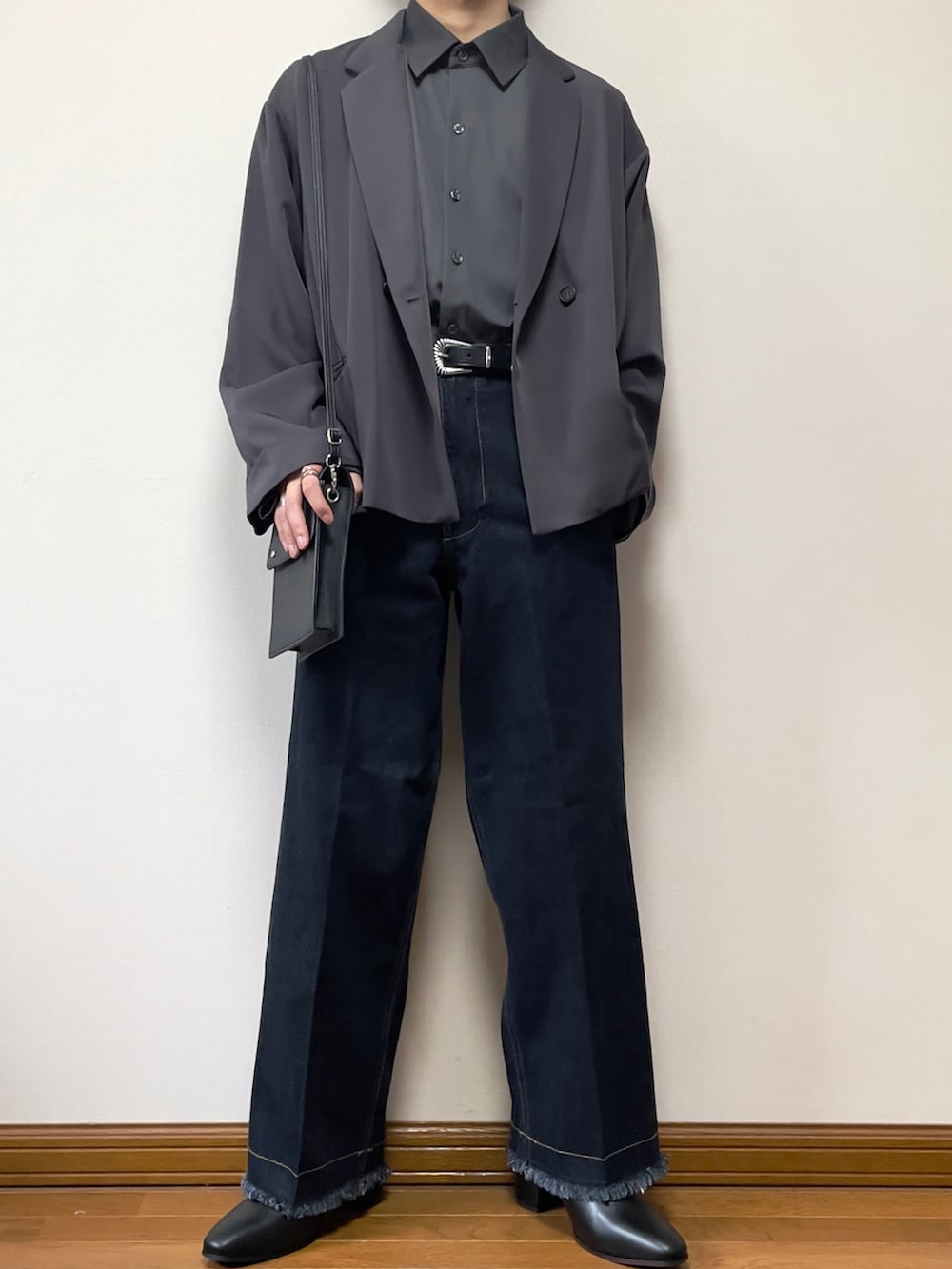 ブルー系のデニムパンツ、グレー系のテーラードジャケット、グレー系のシャツ/ブラウスを着用したメンズの春コーディネートの3枚目の写真