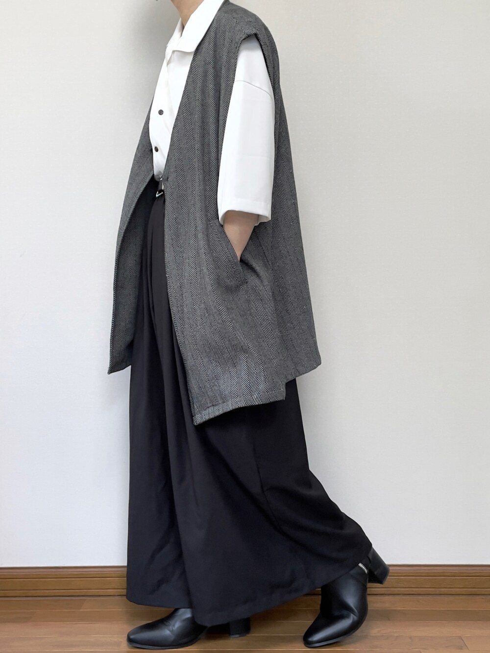 ブラック系のその他パンツ、ブラック系のブーツ、グレー系のベストを着用したメンズの夏コーディネートの2枚目の写真