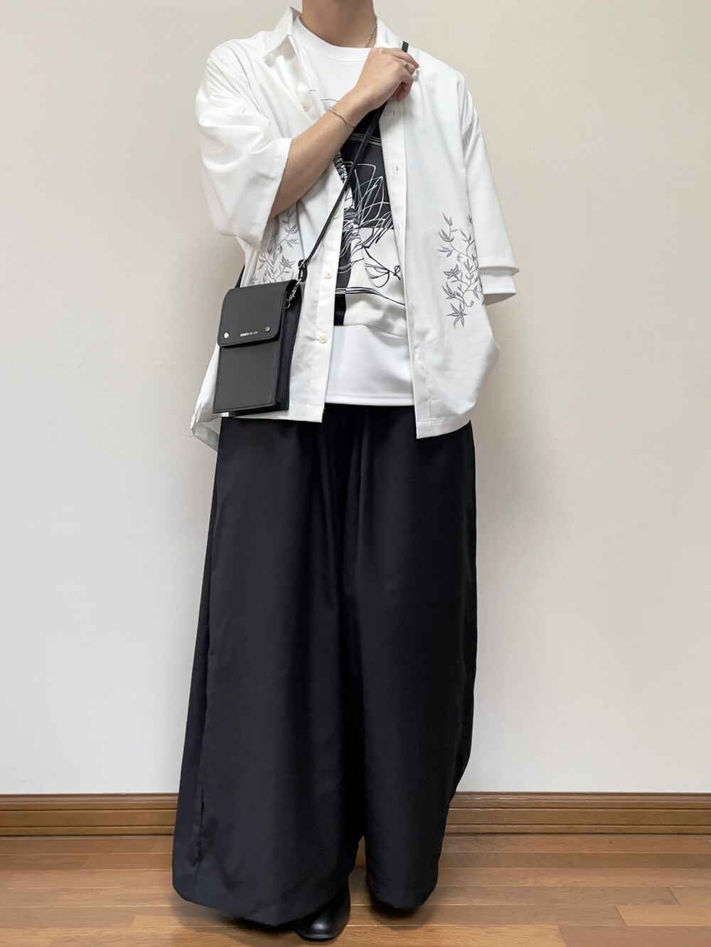 ブラック系のその他パンツ、ブラック系のブーツ、ブラック系のショルダーバッグを着用したメンズの夏コーディネートの2枚目の写真