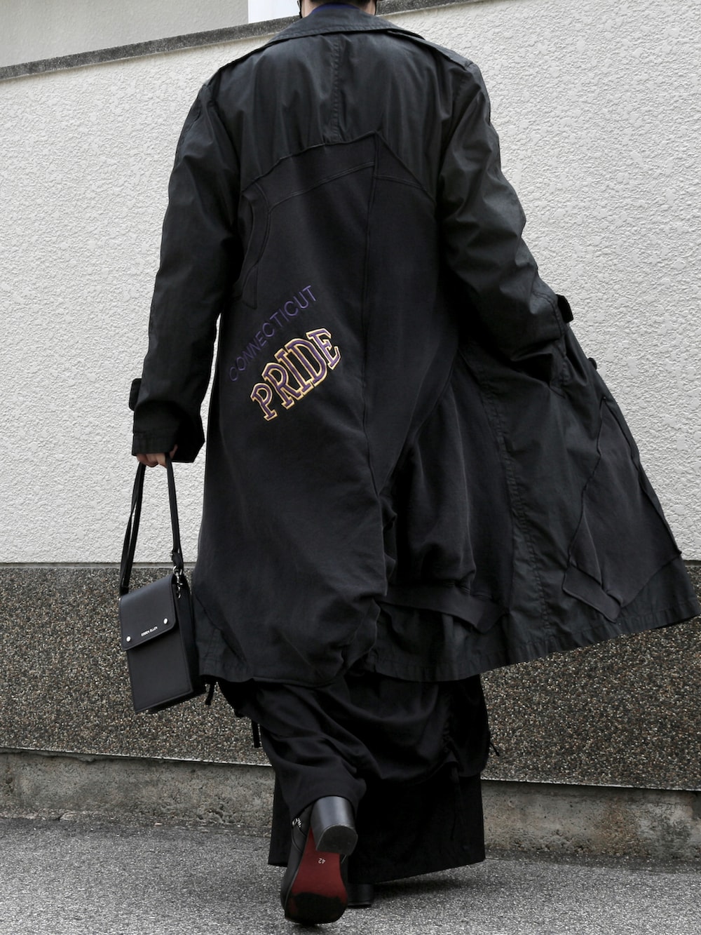 ブラック系のスカート、ブラック系のその他パンツ、ブルー系のシャツ/ブラウスを着用したメンズの秋コーディネートの3枚目の写真