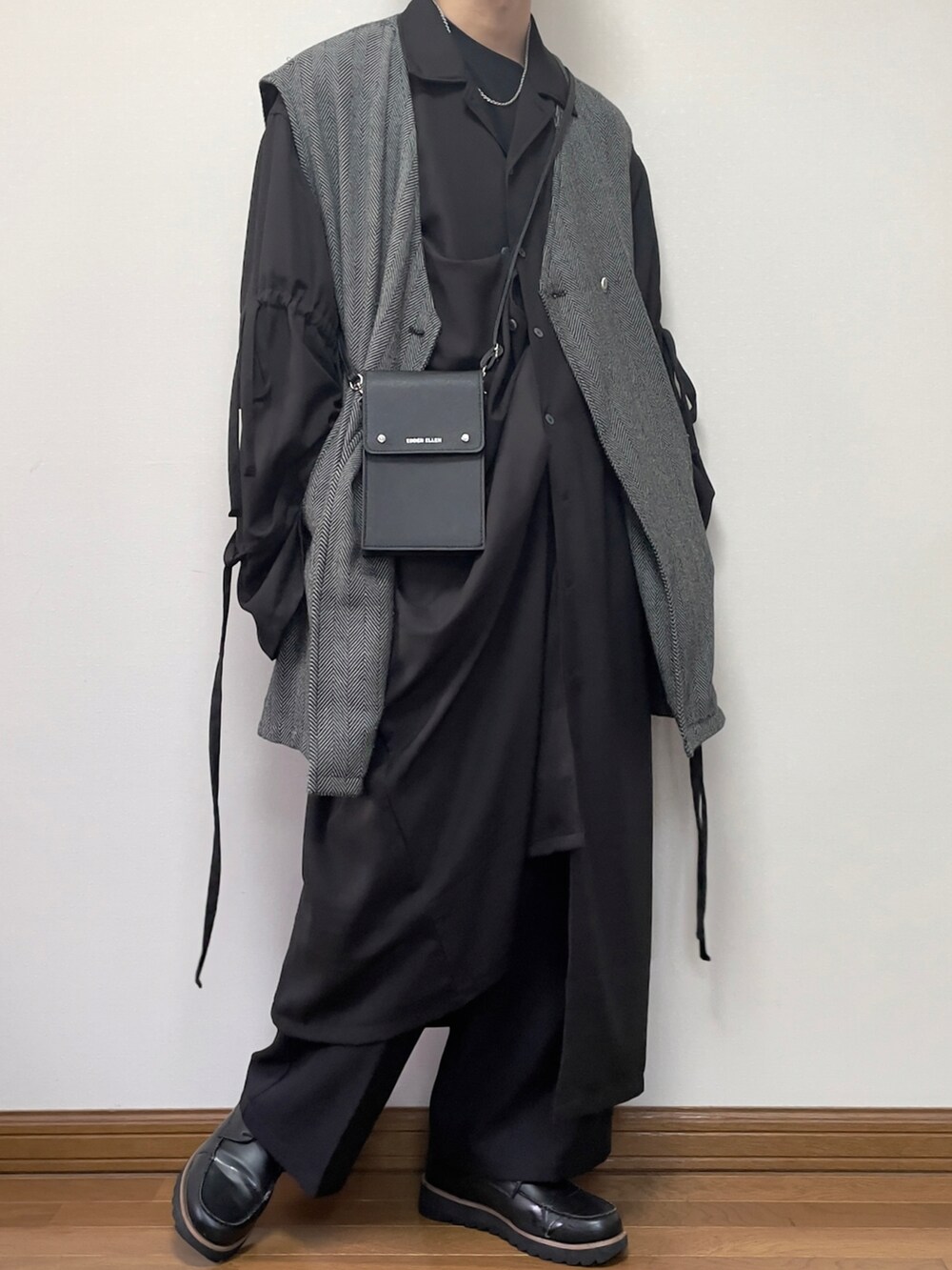 ブラック系のローファー、ブラック系のシャツ/ブラウス、グレー系のベストを着用したメンズの秋コーディネートの2枚目の写真