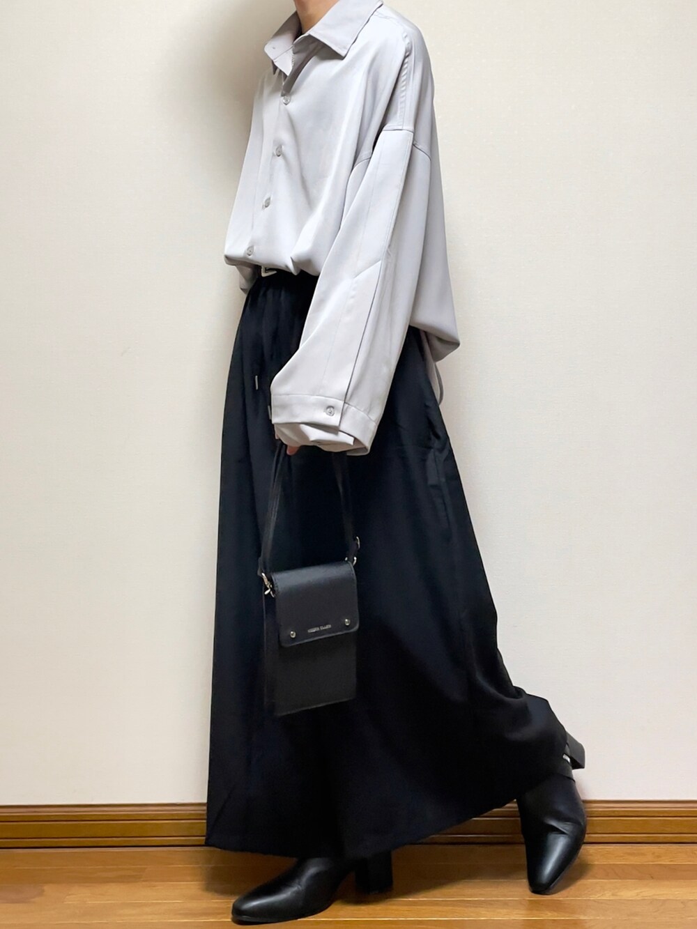 グレー系のシャツ/ブラウス、ブラック系のショルダーバッグ、ブラック系のその他パンツを着用したメンズの春コーディネートの3枚目の写真