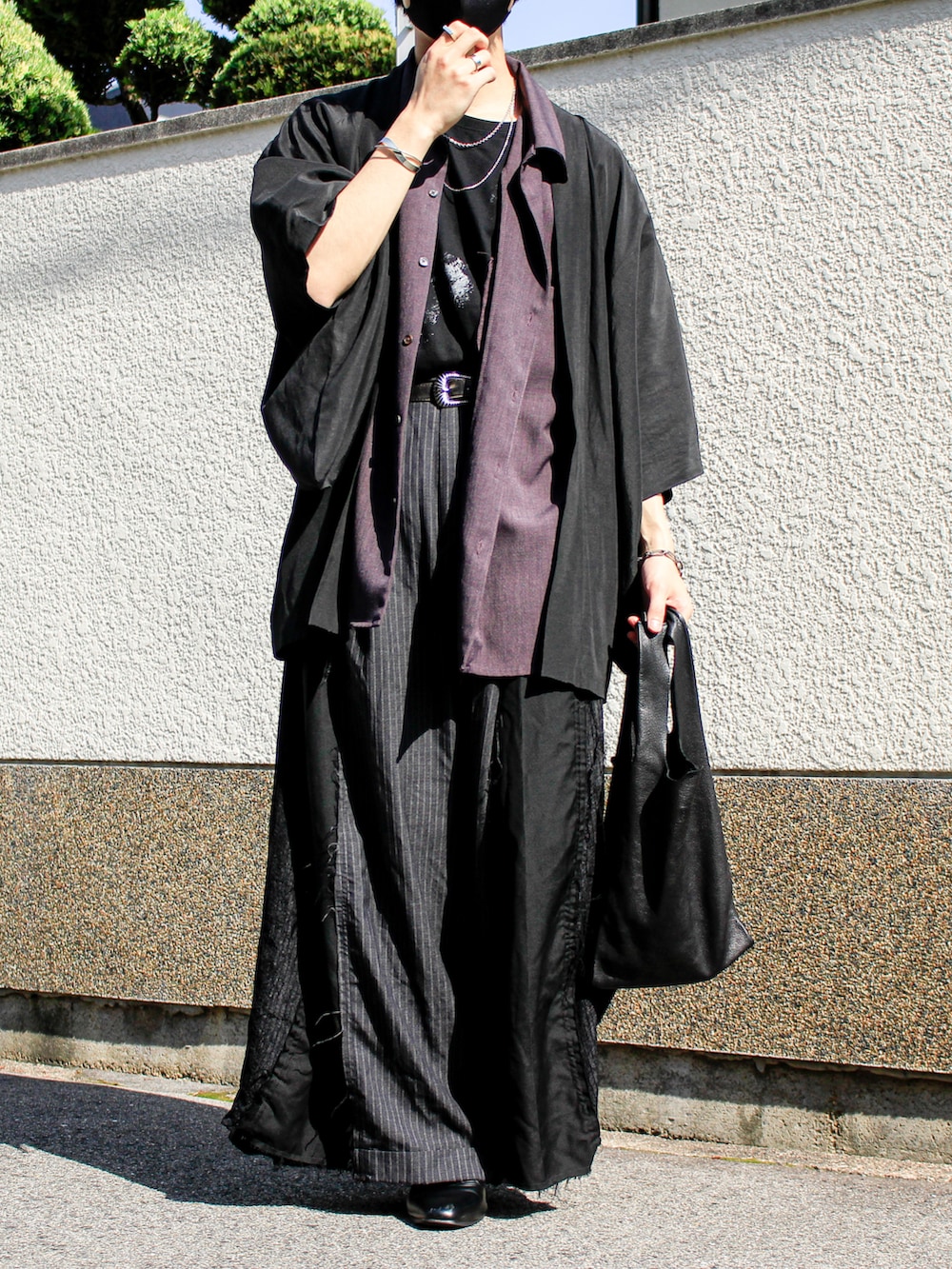 ブラック系のノーカラージャケット、ブラック系のTシャツ/カットソー、パープル系のシャツ/ブラウスを着用したメンズの夏コーディネートの4枚目の写真