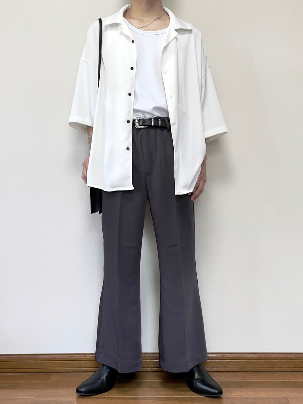 グレー系のスラックス、ブラック系のブーツ、ブラック系のショルダーバッグを着用したメンズの夏コーディネートの3枚目の写真