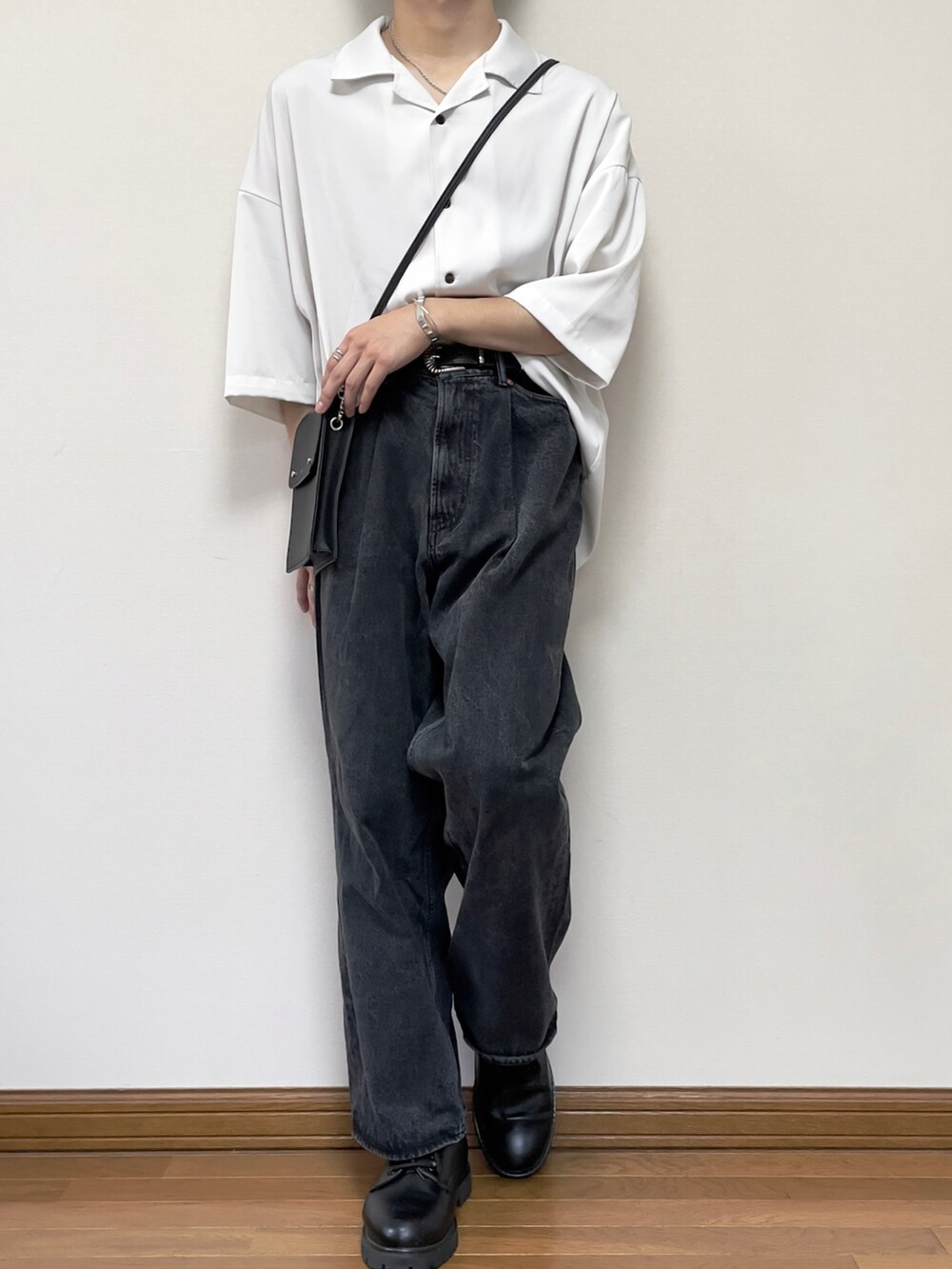 グレー系のデニムパンツ、ブラック系のドレスシューズ、ホワイト系のシャツ/ブラウスを着用したメンズの秋コーディネートの3枚目の写真