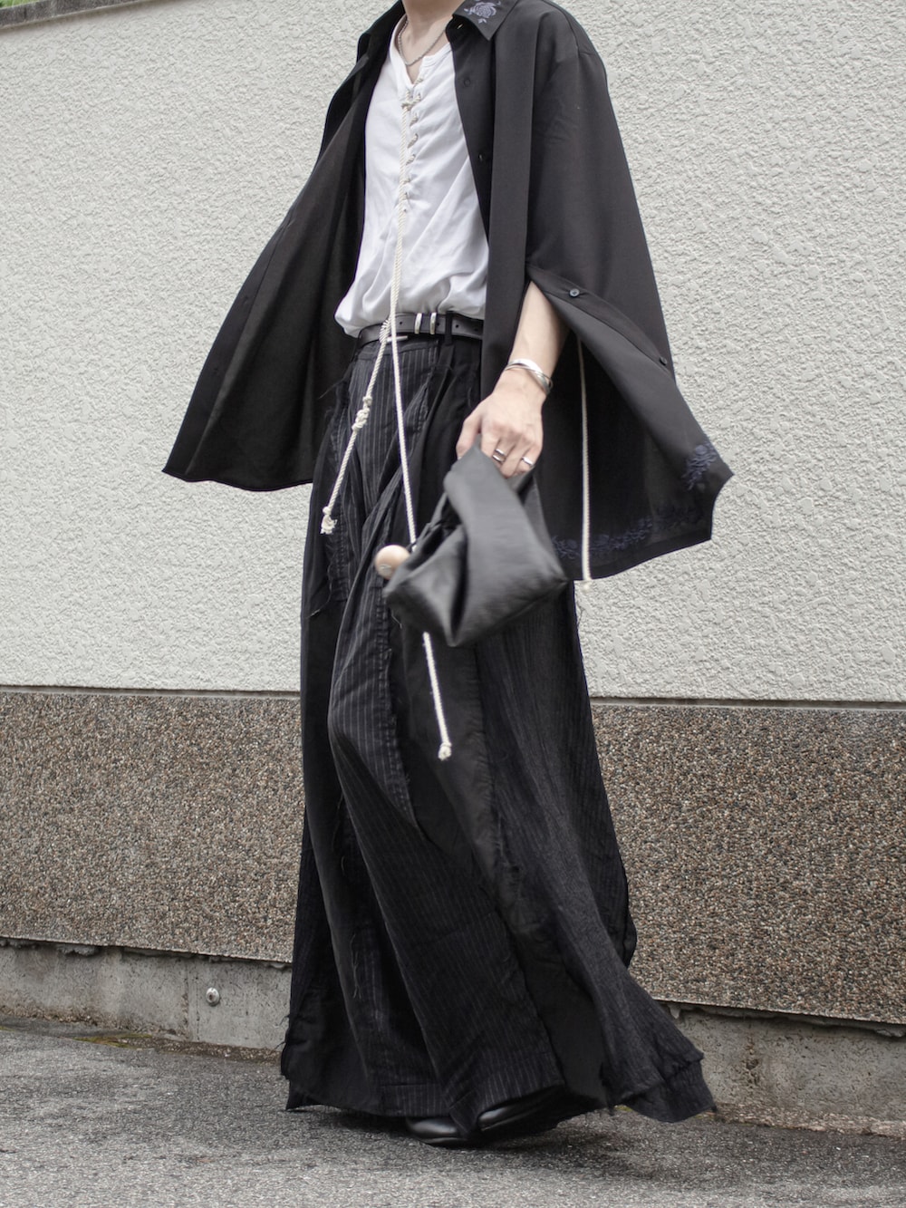 ブラック系のシャツ/ブラウス、ブラック系のスラックス、ブラック系のトートバッグを着用したメンズの秋コーディネートの5枚目の写真