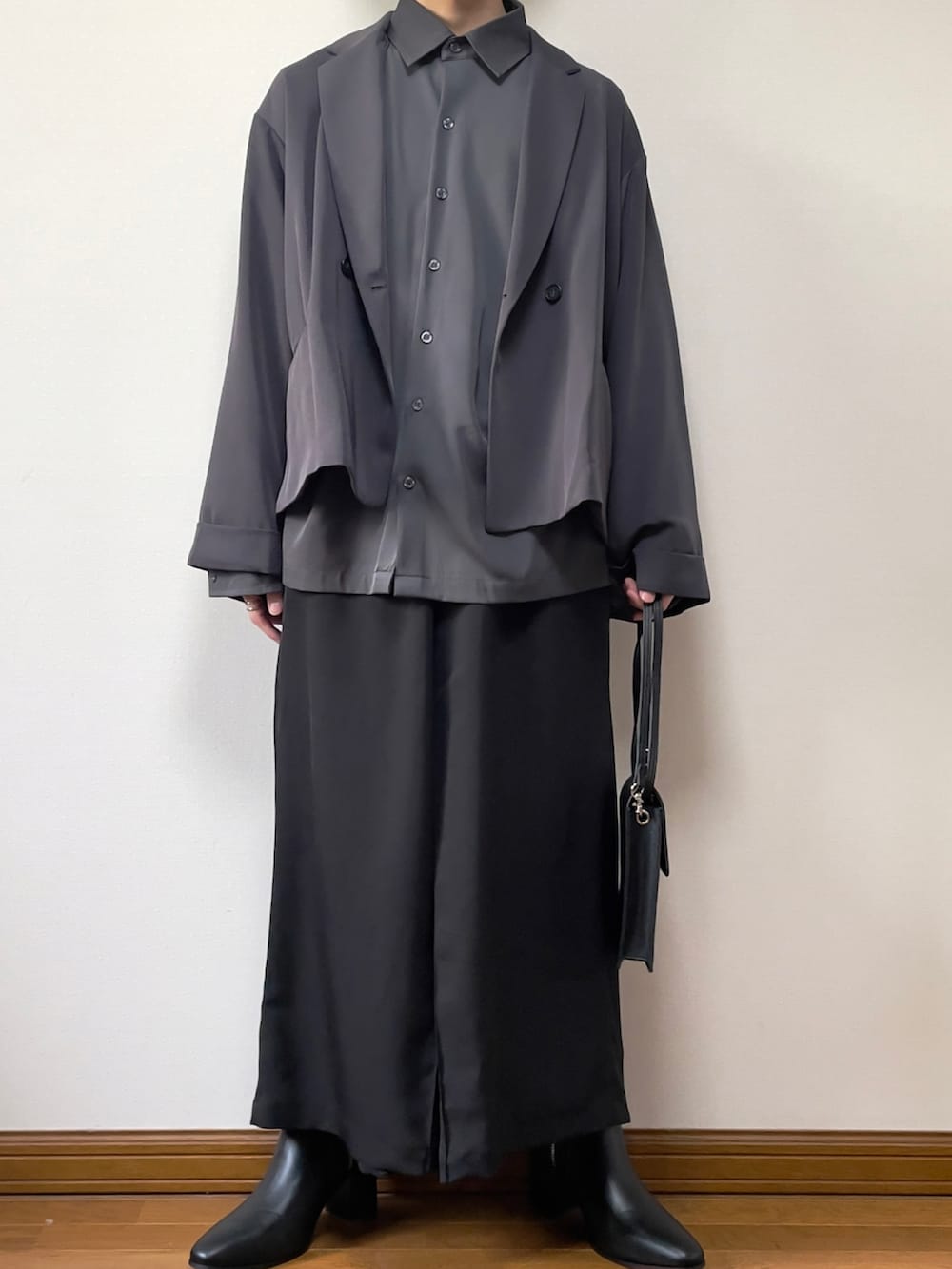 ブラック系のショルダーバッグ、ブラック系のその他パンツ、ブラック系のブーツを着用したメンズの春コーディネートの3枚目の写真