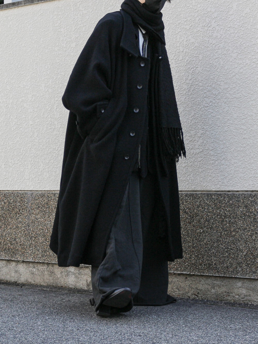 ブラック系のその他アウター、ブラック系のショルダーバッグ、ブラック系のスウェットパンツを着用したメンズの冬コーディネートの2枚目の写真