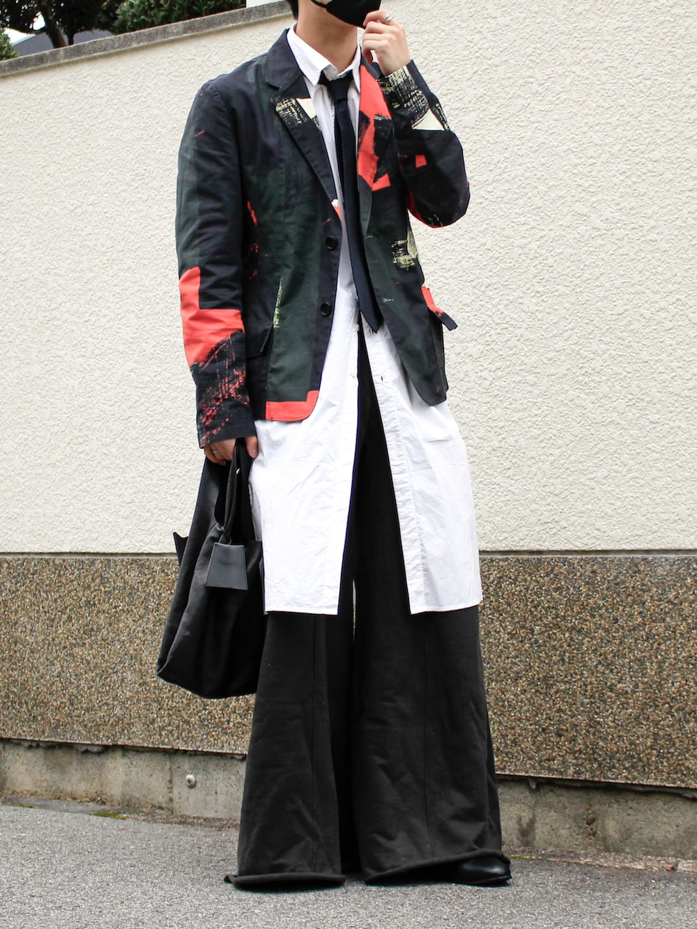 ホワイト系のシャツ/ブラウス、ブラック系のスウェットパンツ、ブラック系のテーラードジャケットを着用したメンズの春コーディネートの3枚目の写真